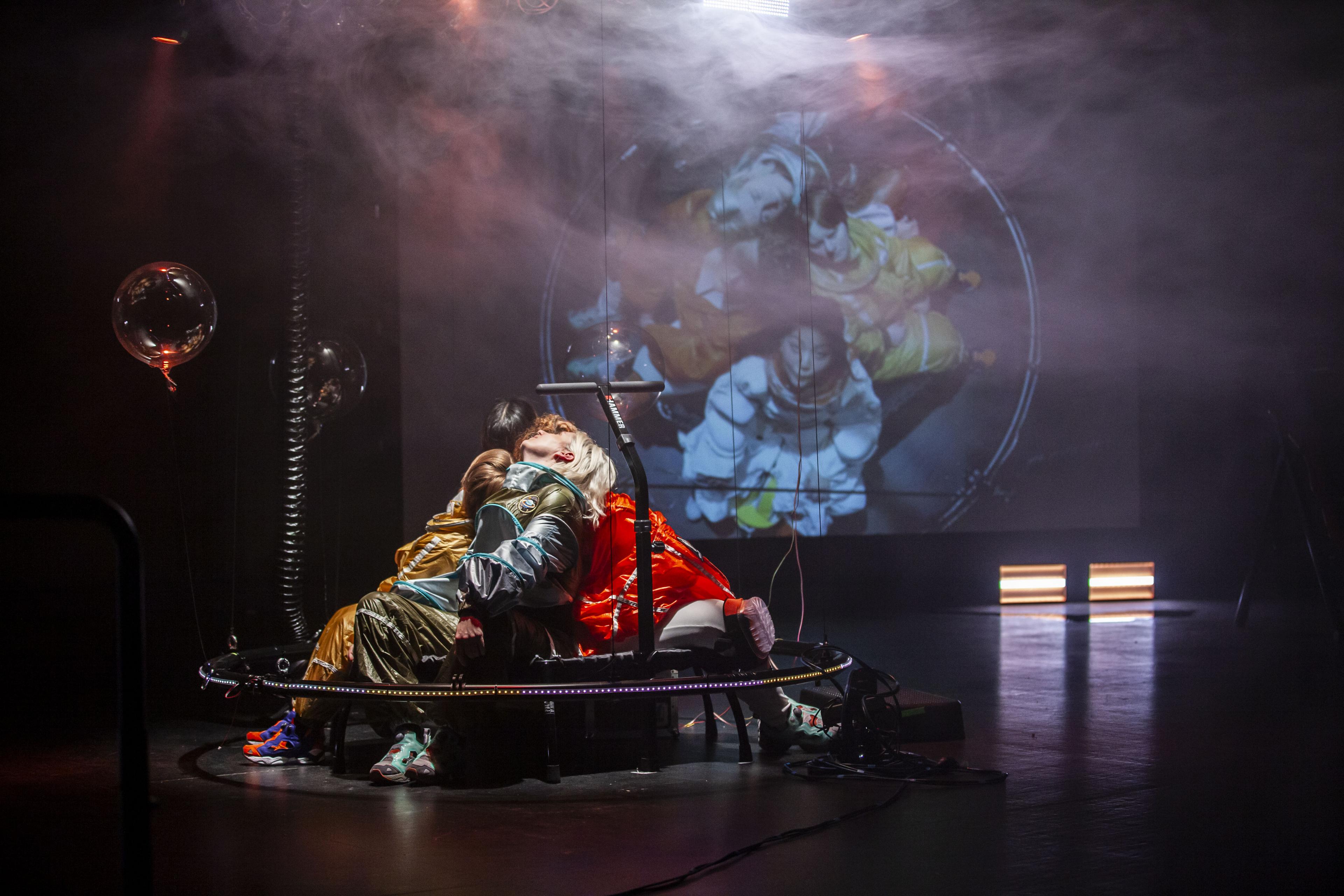 Herrschaftskritische Weltraummission: „Space Dudes“ von Henrike Iglesias, Frank Häusermann, Olivia Hyunsin Kim und Rabea Lüthi. Foto Paula Reissig