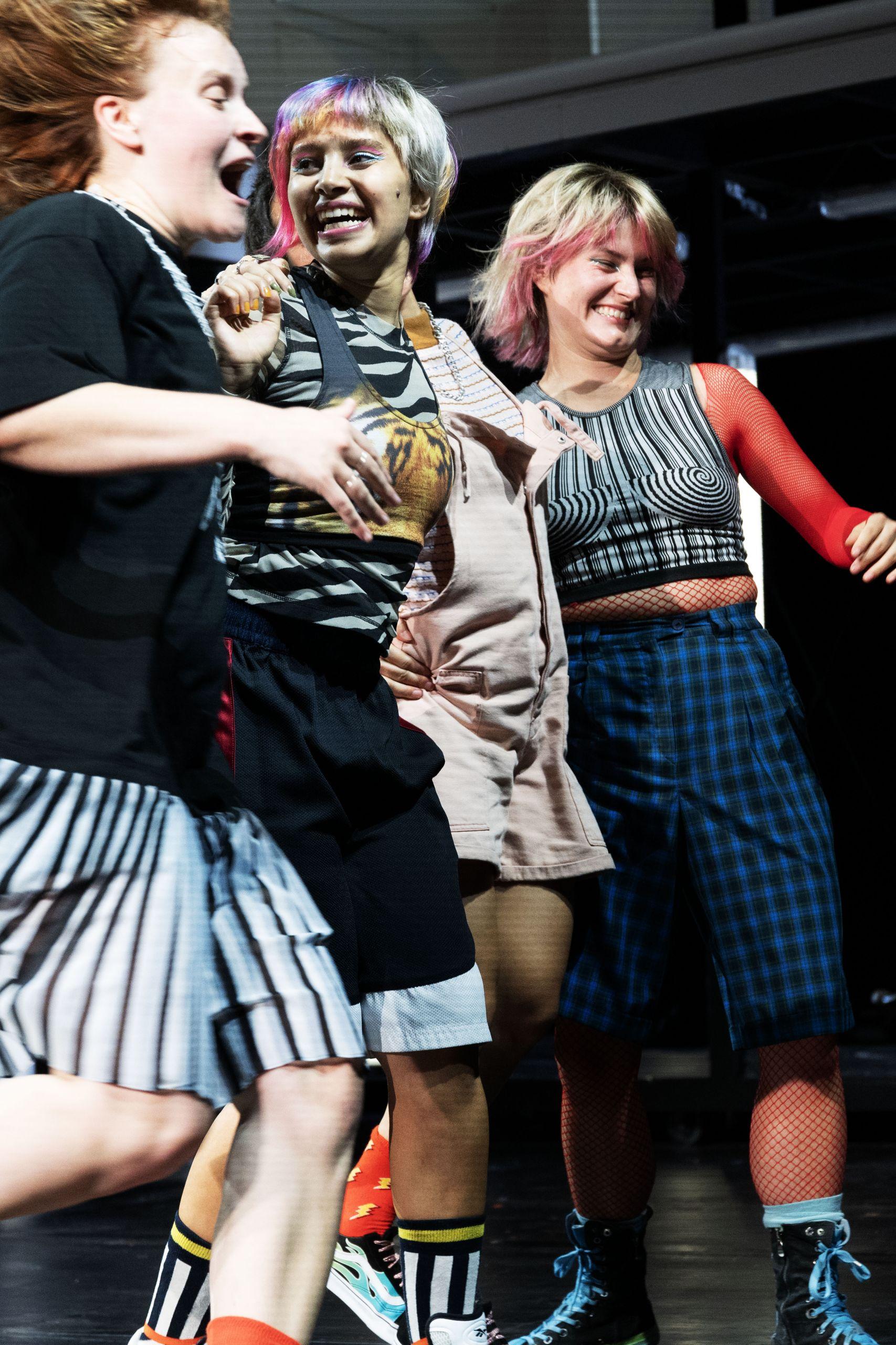 Nellie Fischer-Benson (Lola), Yasmin Mowafek (Alva), Hanh Mai Thi Tran (Sunny), Sophie Casna (Femme) in „Die Wut, die bleibt“ bei den Salzburger Festspielen 2023.