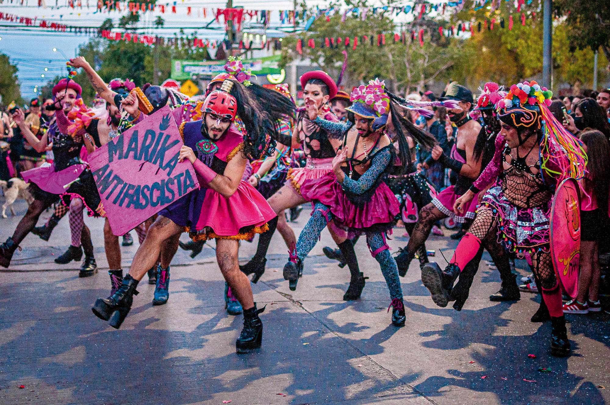 Guerrilla Marika: Performer:innen auf der Straße, im Rahmen des Umzugs im Karneval de La Legua