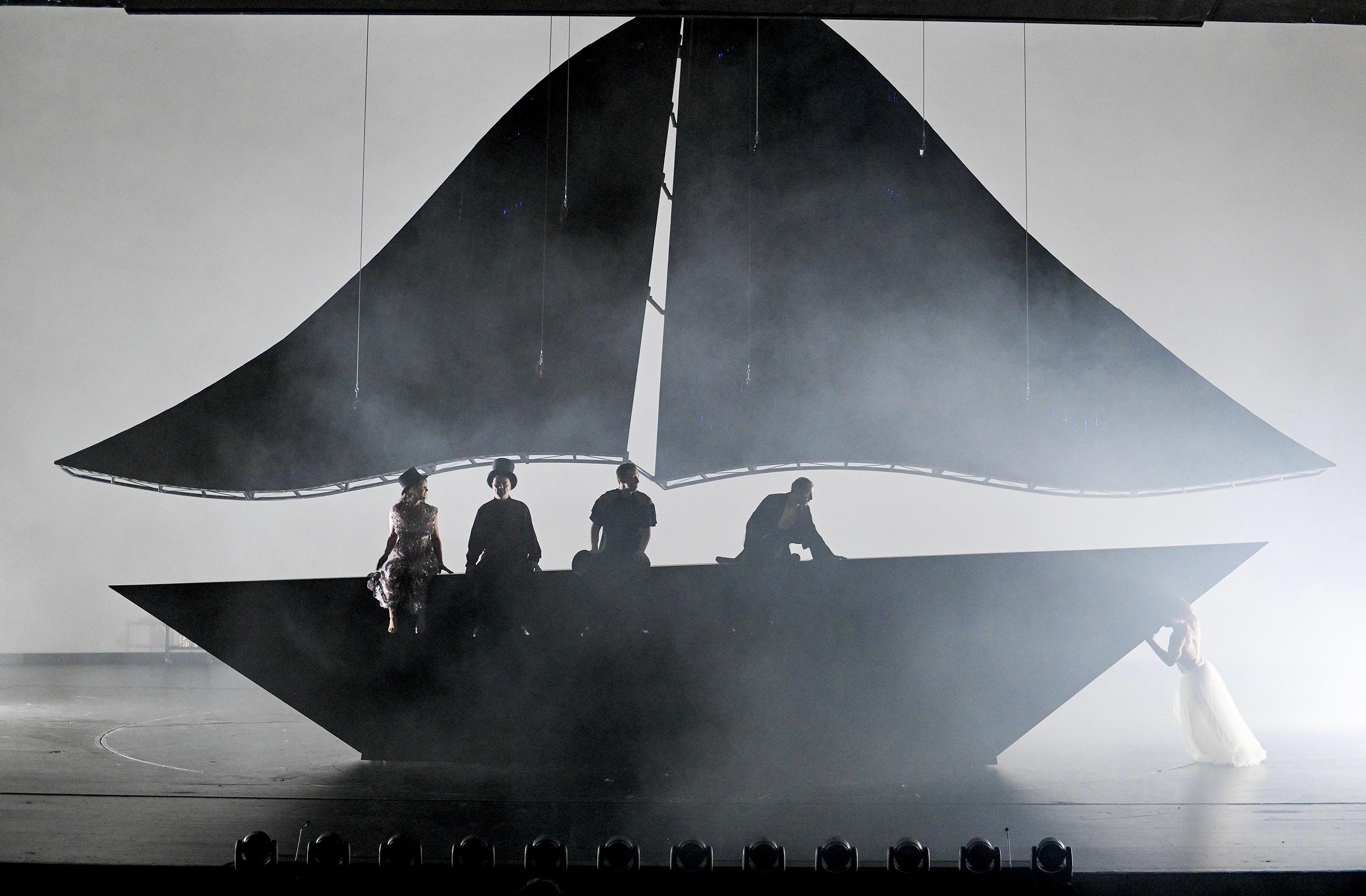 Cordelia Wege, Torsten Ranft, Simon Werdelis, Marin Blülle und Rônni Maciel in „Eines langen Tages Reise in die Nacht“ in der Regie von Sebastian Hartmann am Staatsschauspiel Dresden. Foto Sebastian Hoppe