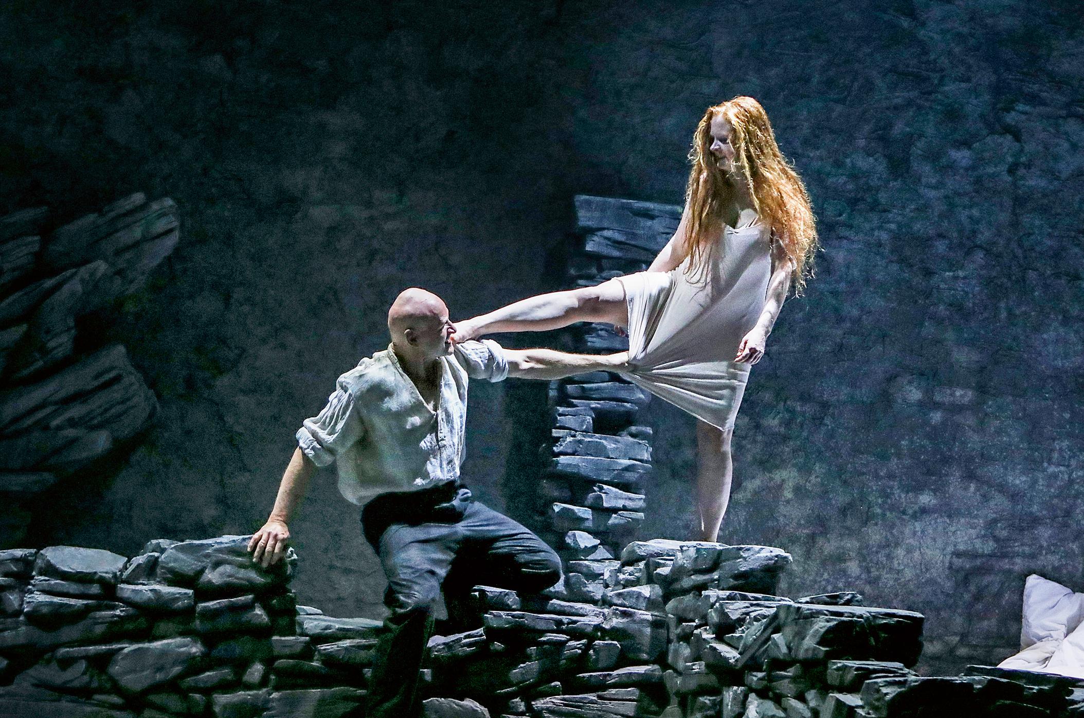 Eine Geschichte über Traumatisierung und tiefes Misstrauen: Pia Händler als Abbi Putmann und Oliver Stokowski als Ephraim Cabot in „Gier unter Ulmen“ in der Regie von Evgeny Titov am Residenztheater München. Foto Birgit Hupfeld