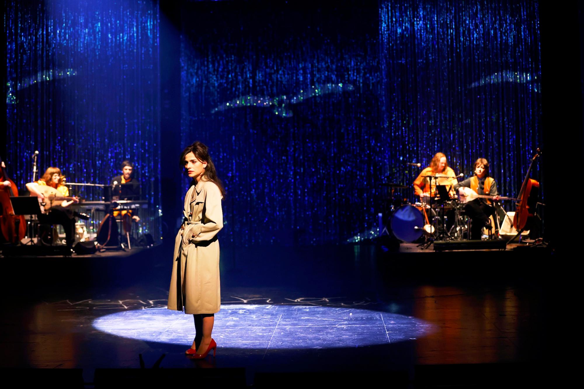 Szene aus „Unser Deutschlandmärchen" am Maxim Gorki-Theater in Berlin. Regie Hakan Savaş Mican.