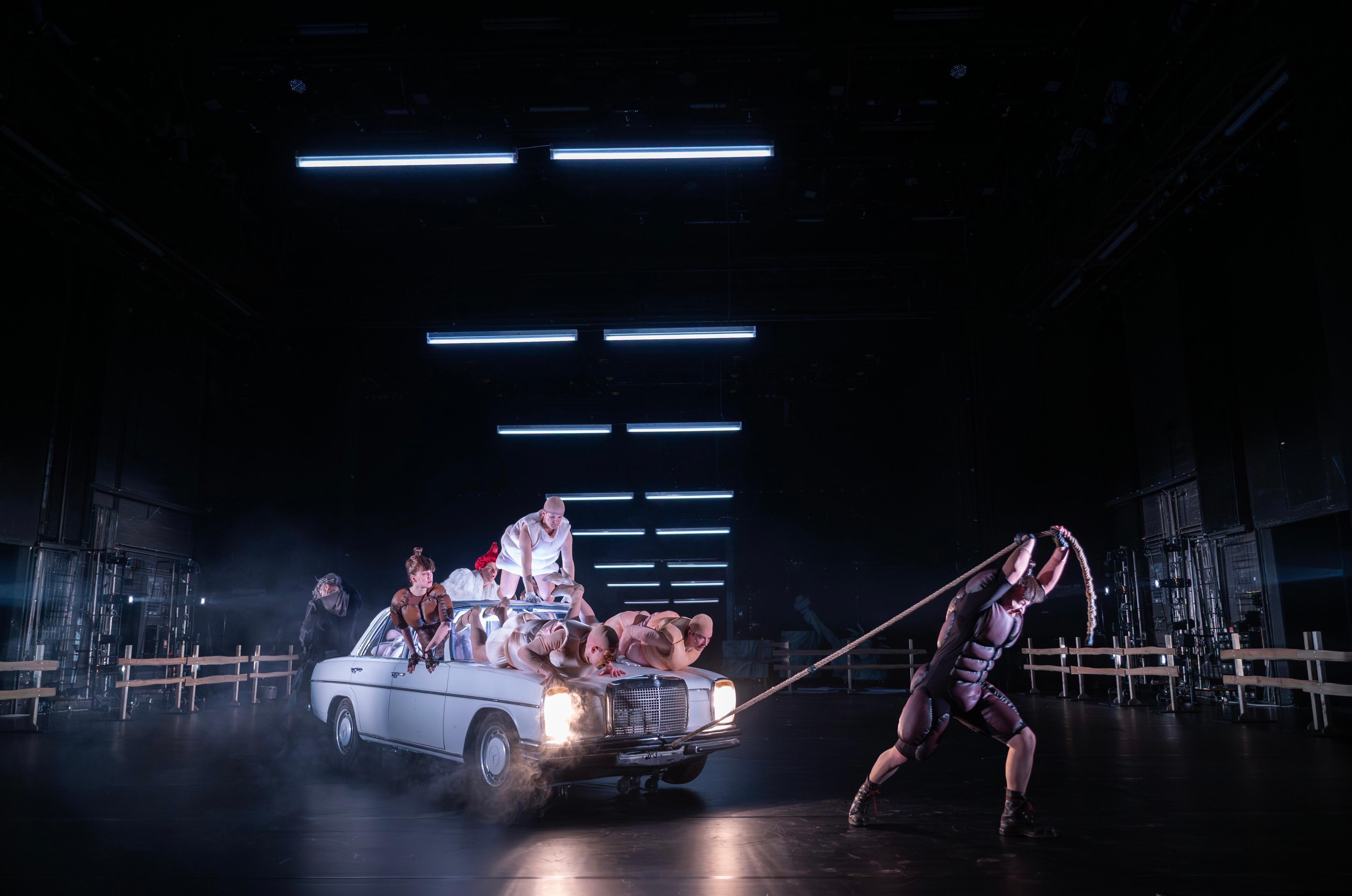 Gábor Biedermann, Mina Pecik, Karl Leven Schroeder, Valentin Richter, Julian Lehr, Hannah Müller und Felix Jordan in „Farm der Tiere“ in der Regie von Oliver Frljić am Schauspiel Stuttgart. Foto Björn Klein