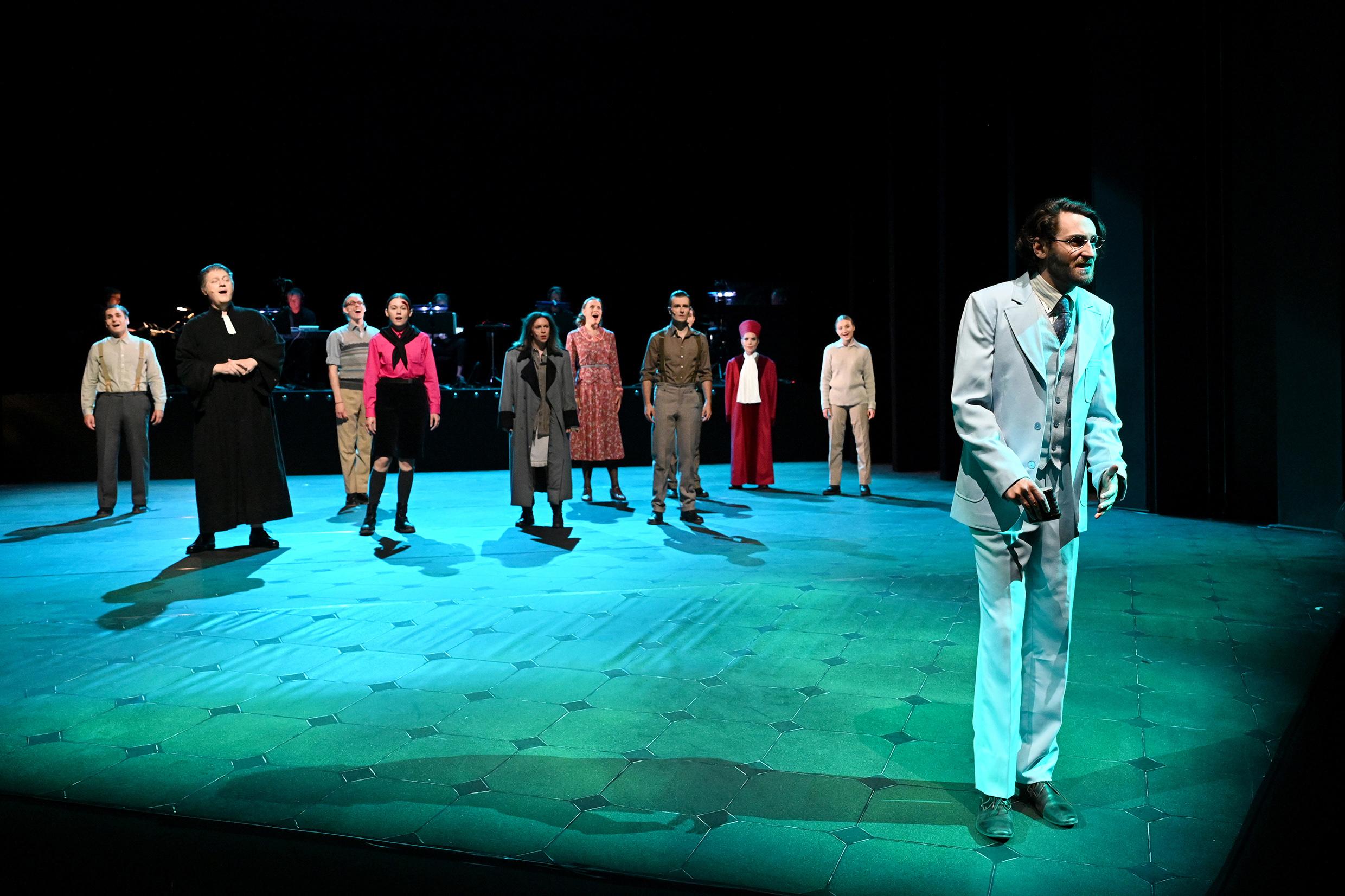 Vorne Jacob Hetzner, hinten Ensemble von „Jugend ohne Gott“ am Theater Pforzheim. Foto Jochen Klenk