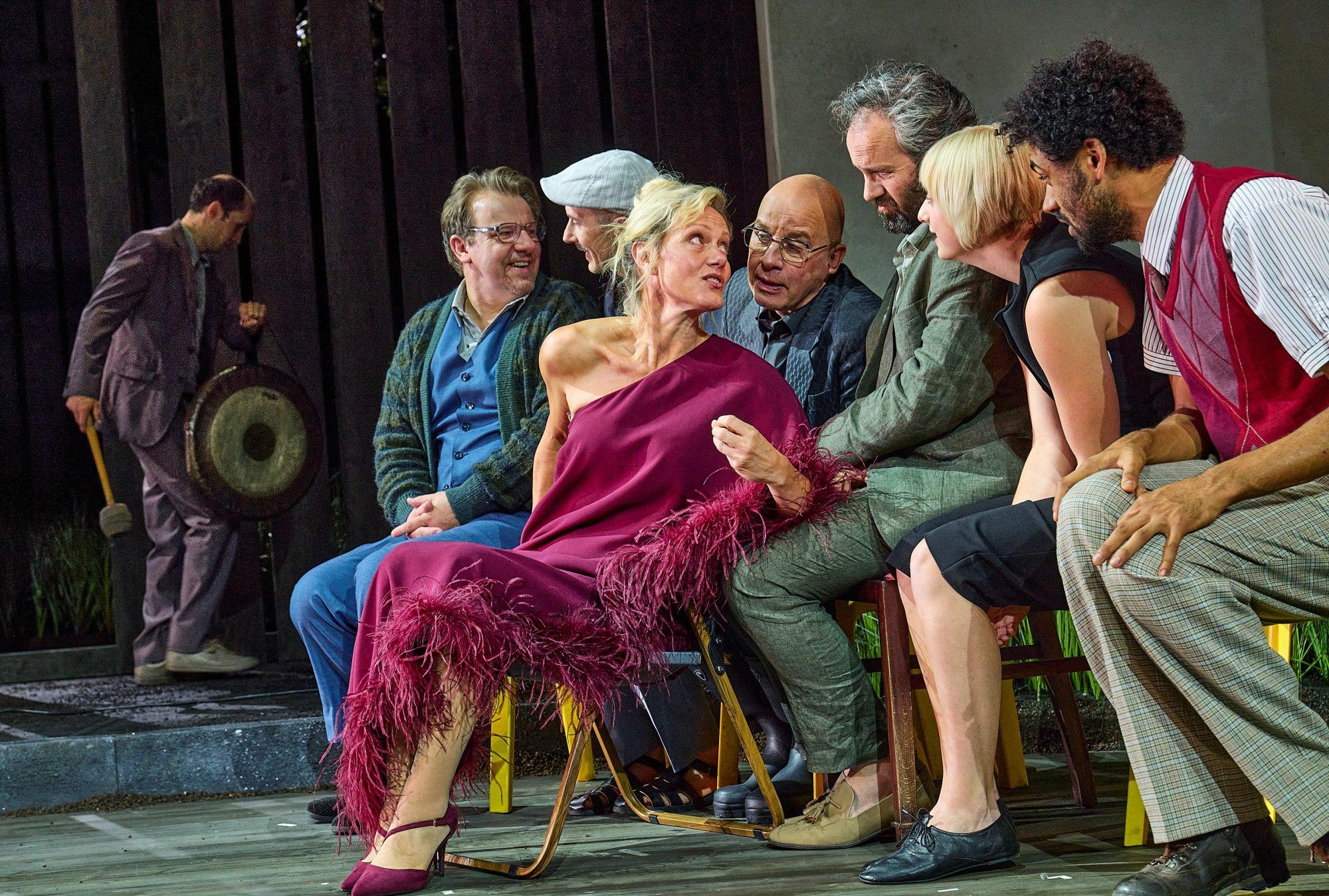 Marin Blülle, Ronald Kukulies, Claudius Körber, Anna Schudt, Thomas Wittmann, Guy Clemens, Linda Rohrer und Langston Uibel (v. l.) in Anton Tschechows „Die Möwe“ am Düsseldorfer Schauspielhaus. Regie: Barbara Frey.