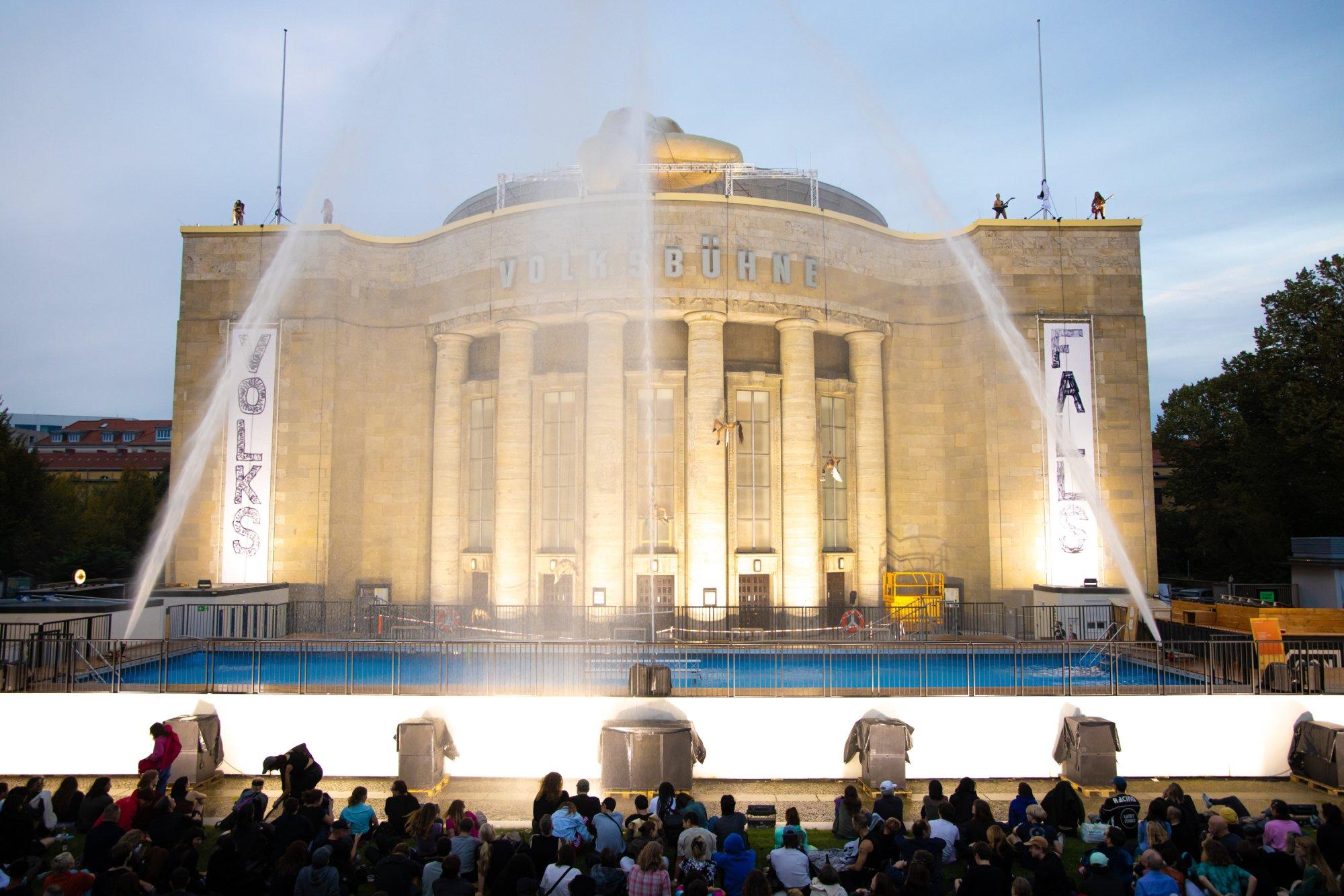 „House Wash“ von Florentina Holzinger und Team zur Eröffnung der neuen Spielzeit an der Volksbühne