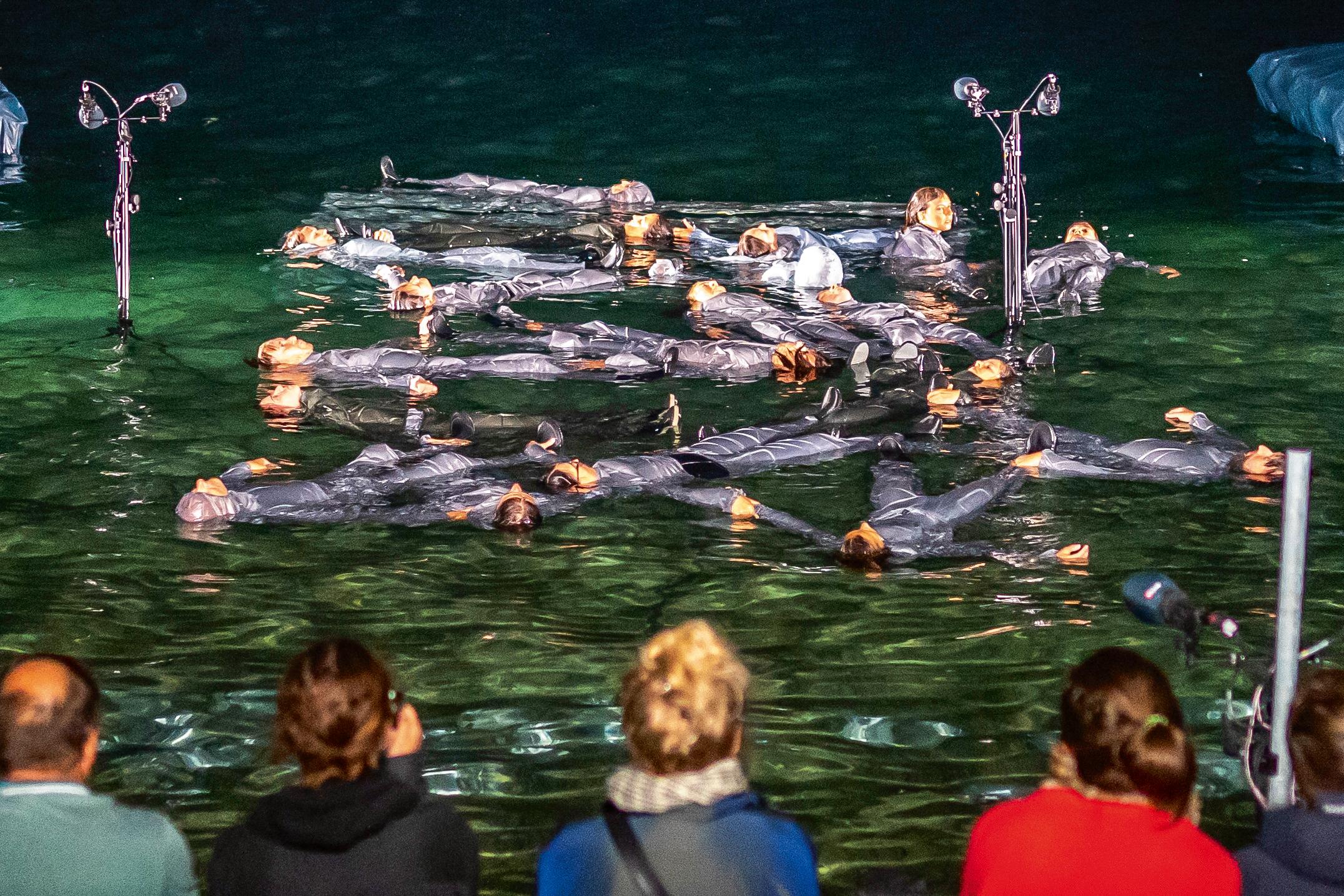 Treiben, um nicht zu ertrinken beim Zürcher Theater Spektakel „What happens with a dead fish?" in der Regie von Lina Lapelytė. Foto Kira Kynd