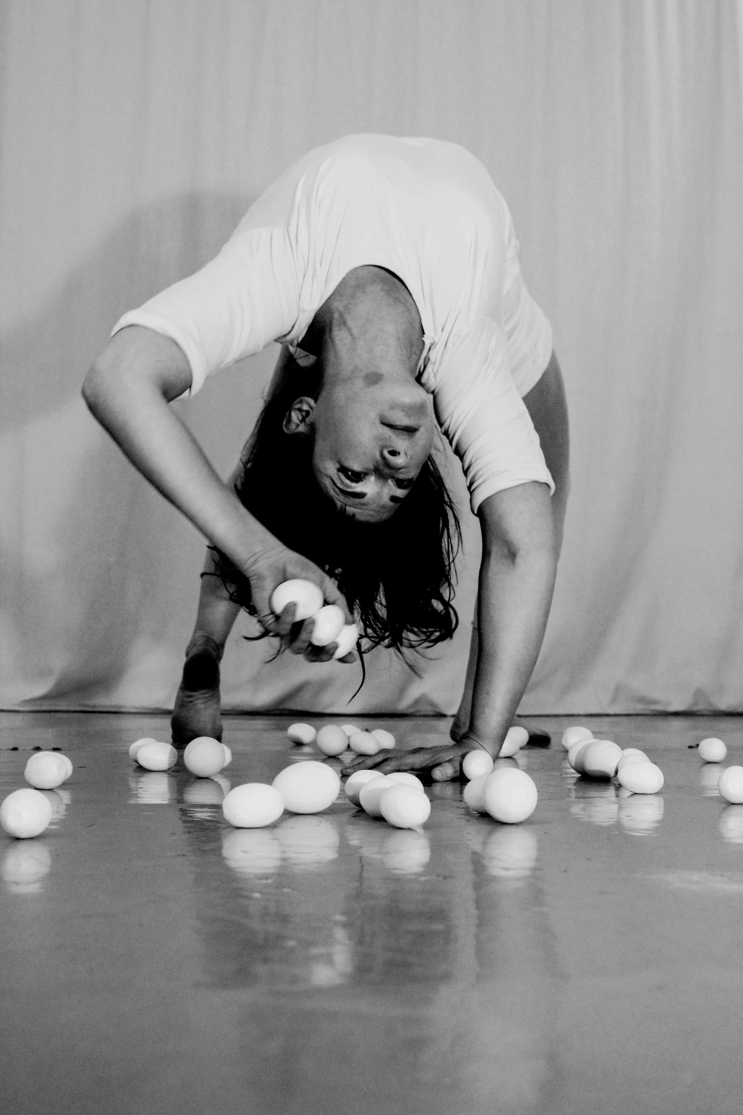 „Selbstportrait mit Eiern“ von Natalie Reckert