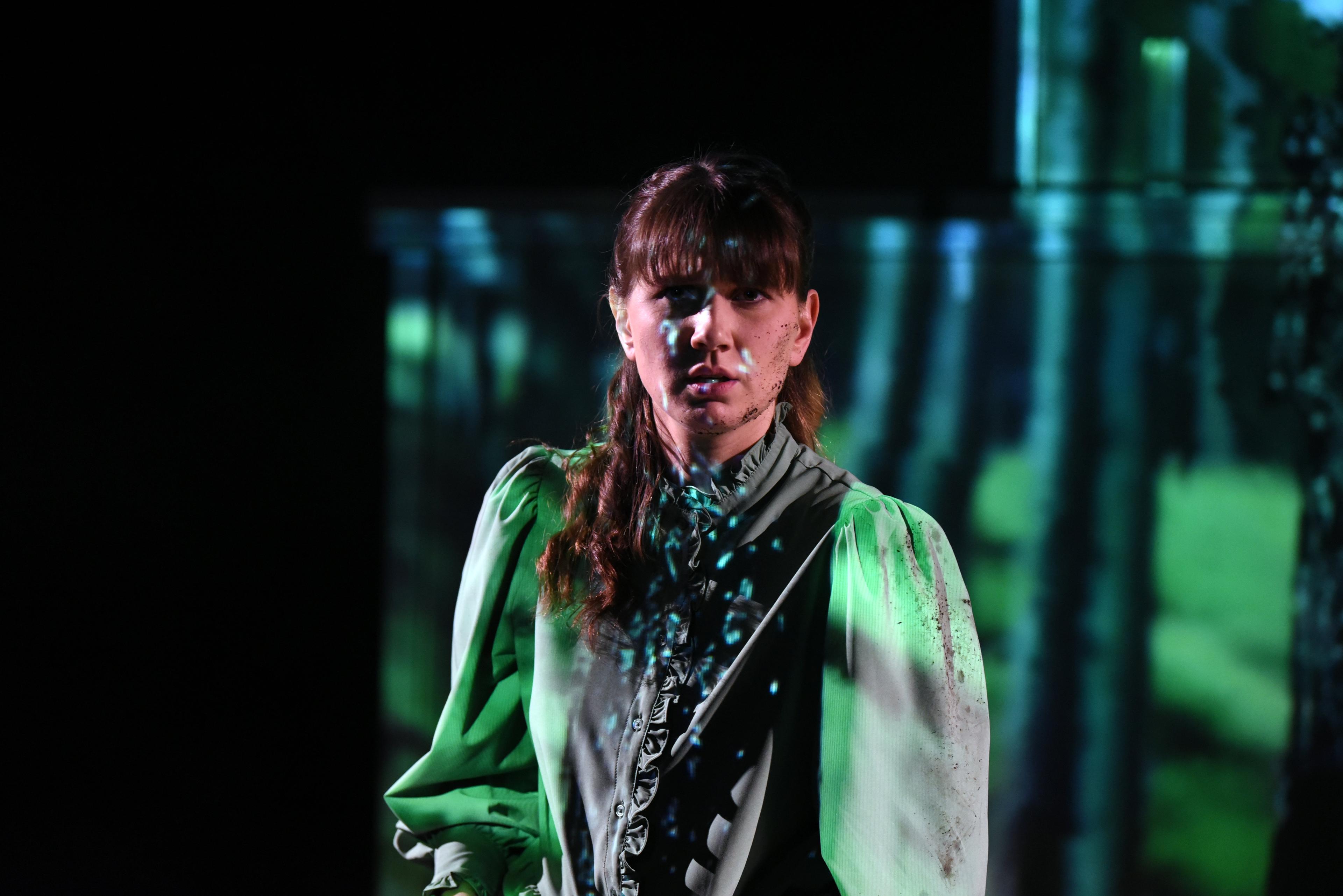 Flurina Carla Schlegel in „Growth“ als Teil der Dreier-Inszenierung „Alles muss ich ändern – jetzt“ am Landestheater Schwaben.