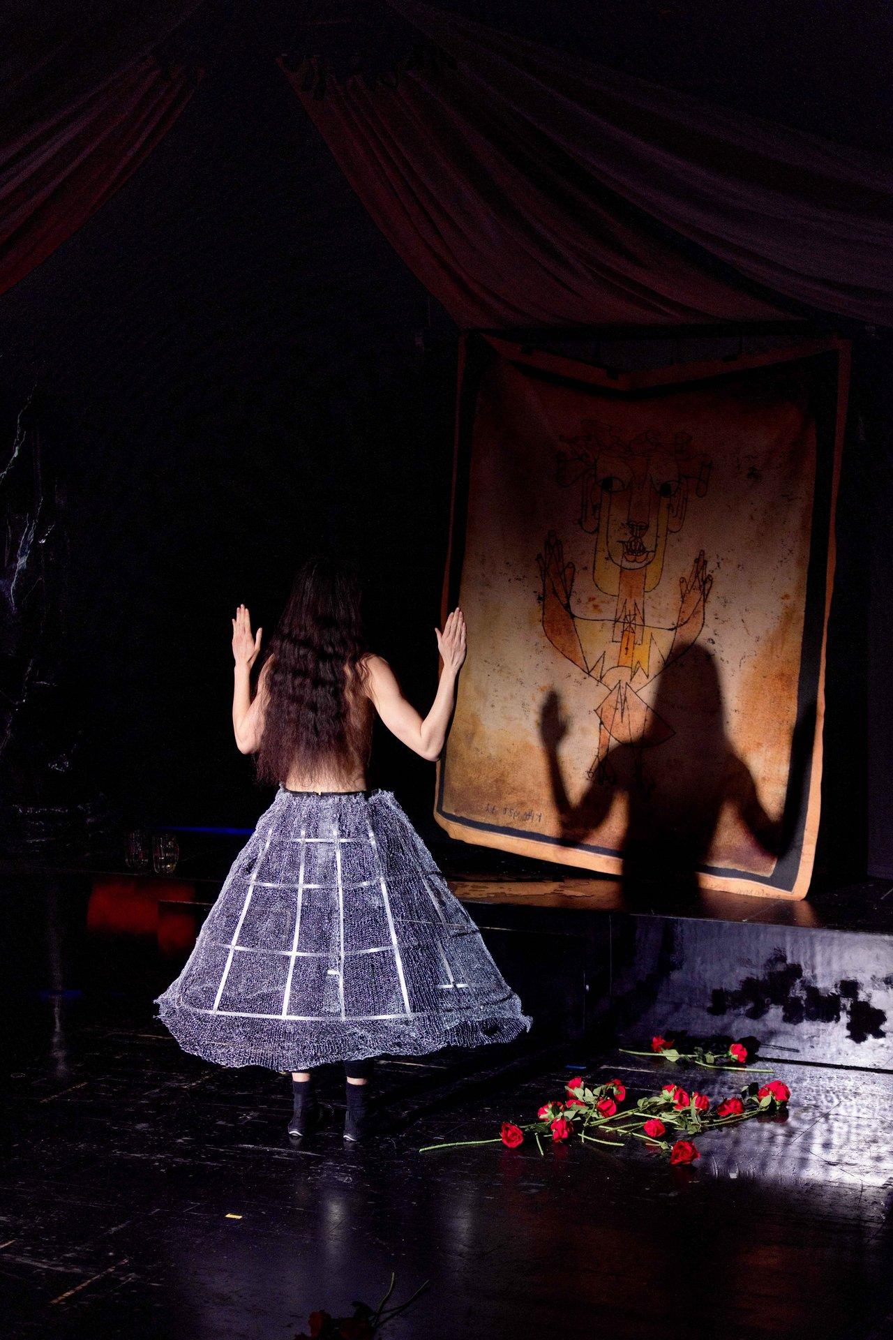 Steve Katona in „Männerphantasien“ auf Grundlage von Klaus Theweleits gleichnamigem Buch mit neuen Texten von Svenja Viola Bungarten, Ivana Sokola und Gerhild Steinbuch am Deutschen Theater Berlin.