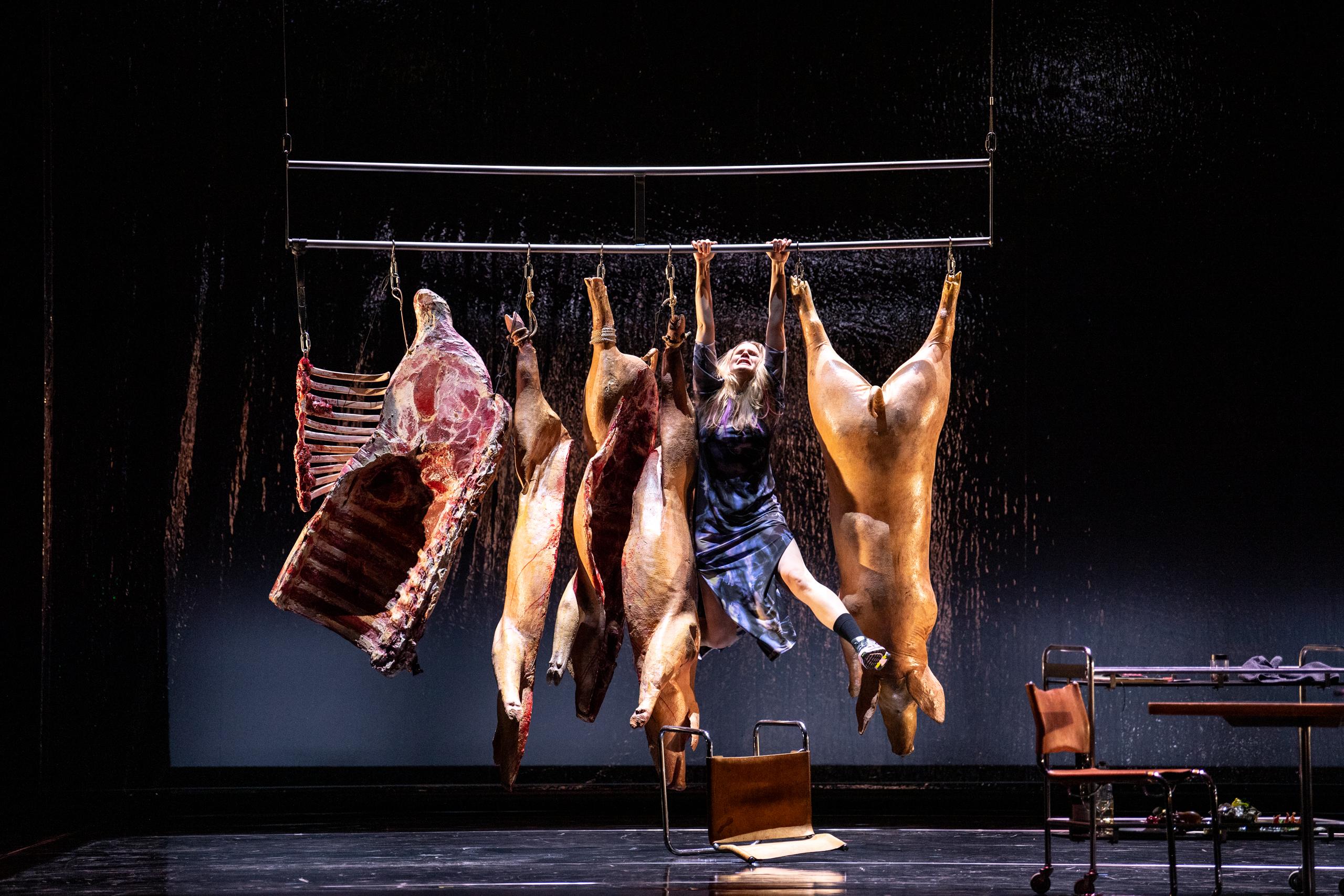 Cassandra Wright als Gutrune in „Götterdämmerung“ in der Regie von Ewelina Marciniak. Foto Rob Lewis