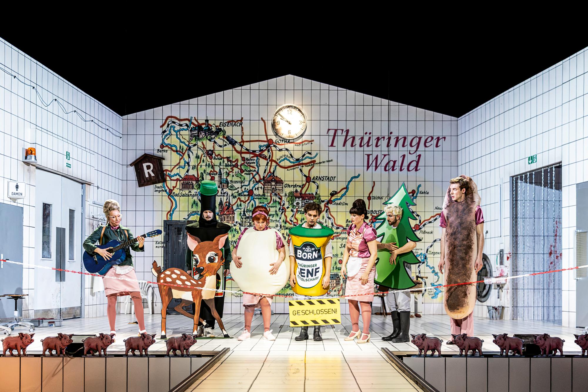 Szene aus „Thüringer Spezialitäten – eine Revue“ von Frank Behnke und Bettina Ostermeier. Regie Frank Behnke am Staatstheater Meiningen. Bühne Christian Rinke, Kostüme Michael Lindner