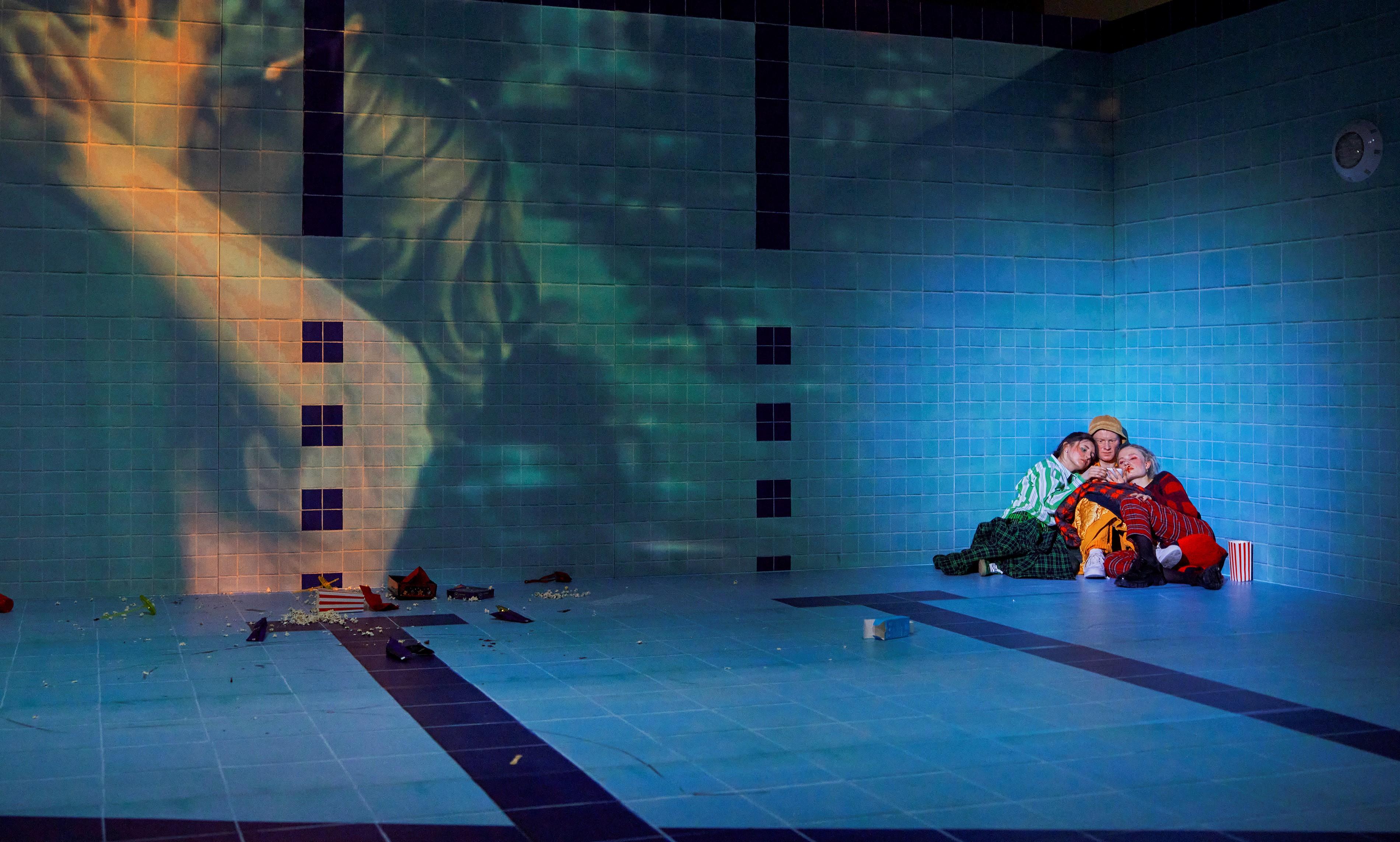 Daria Lik (Sofie), Loris Kubeng (Maximilian) und Eva-Lina Wenners (Marie) in „Escape Love“ in der Regie von Albrecht Schroeder am Mainfranken Theater Würzburg. Foto Nik Schölzel