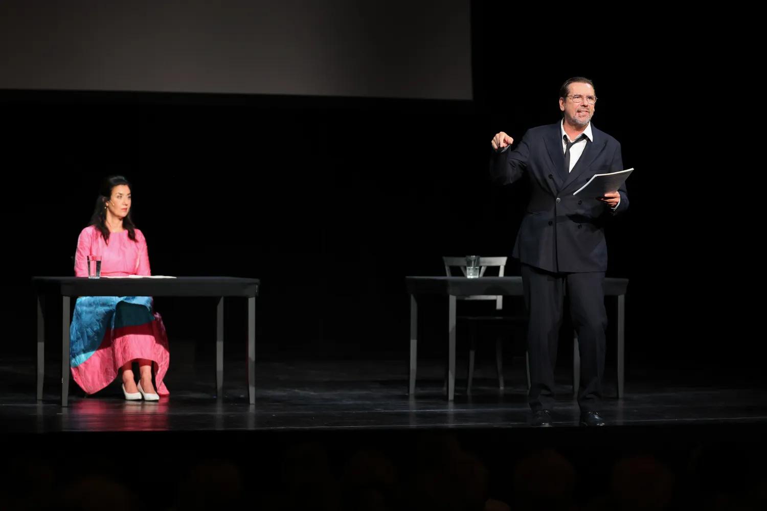 Szenische Lesung von Michael Maertens als Alexej Nawalny und Katja Kolm als Julia Nawalnaja im Berliner Ensemble.