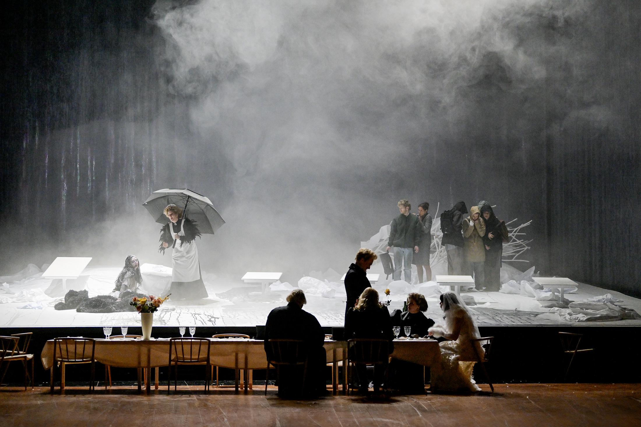 Eine Hochzeit, die sich zu einem Albtraum wandelt: Kaija Saariahos „Innocence“ an der Semperoper Dresden inszeniert von Lorenzo Fioroni.
