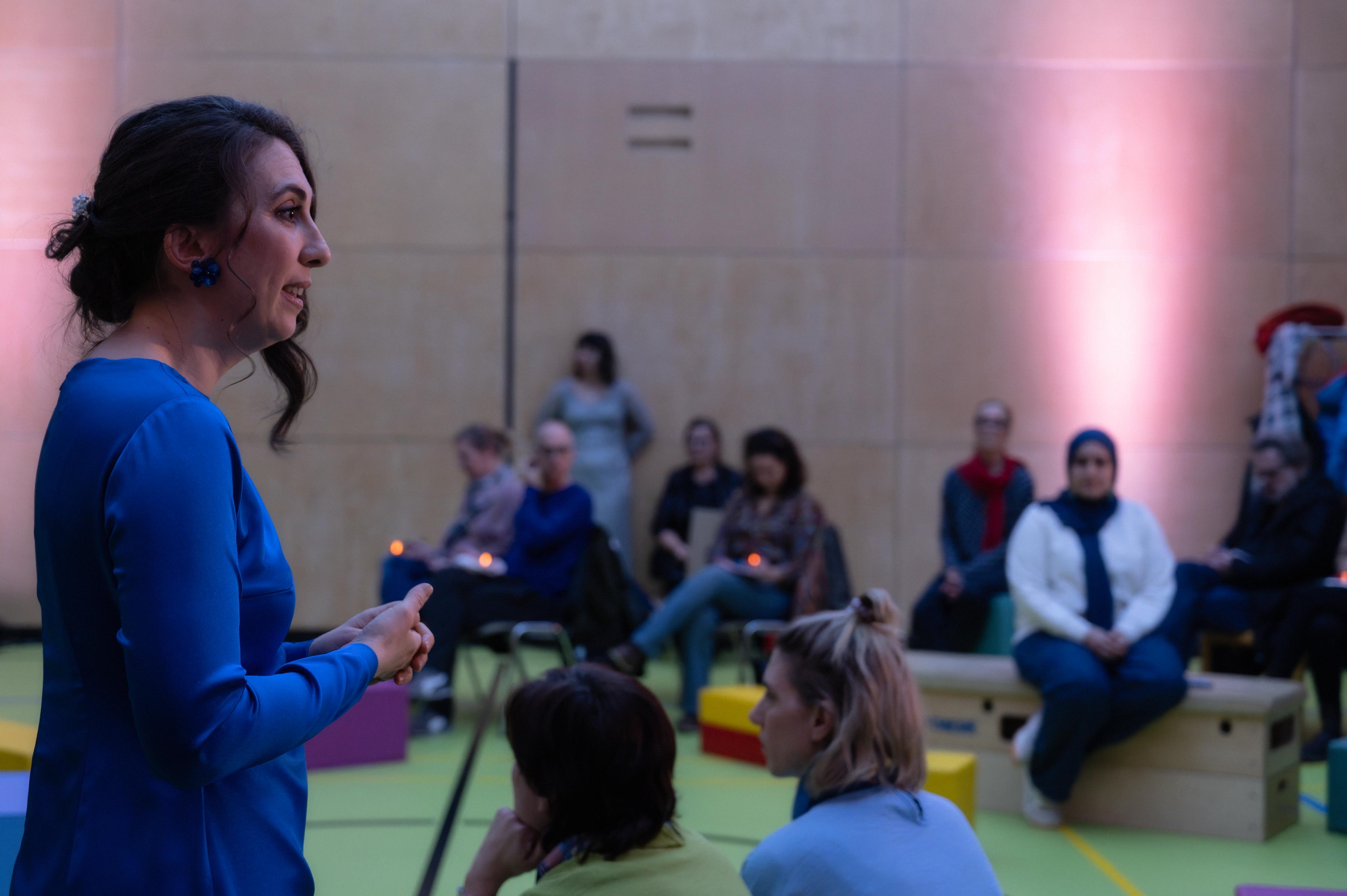 Die Schauspielerin Elif Esmen lässt eine Henna-Zeremonie umschlagen: „Importbräute – Mein Schleier, das Henna und ihre Tränen“ von Merve Kayikci und Dorothea Schroeder beim Brechtfestival in Augsburg.