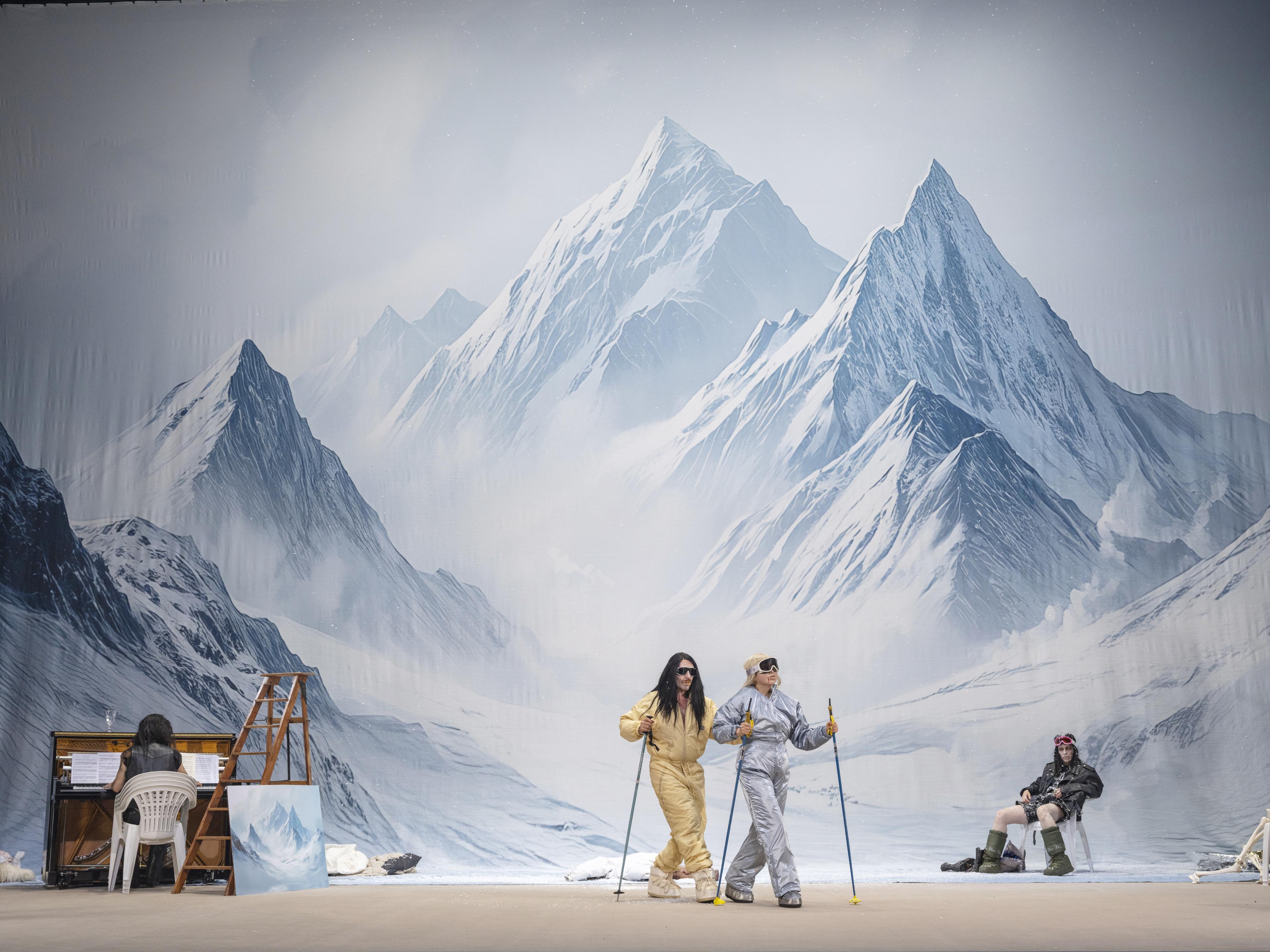 Martin Zamorano, Samuel Weiss, Sachiko Hara und Sasha Rau als Vampire auf Skitour. Foto Martin Argyroglo