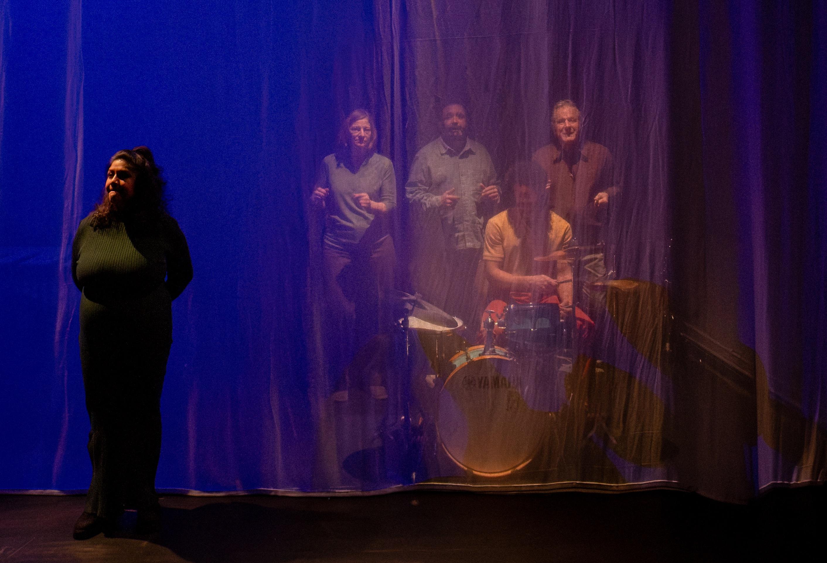 „In meinem Hals steckt eine Weltkugel“ von Gerhard Meister (UA) – Regie Ursina Greuel, Ausstattung Cornelia Peter, Video Michael Spahr am sogar Theater Zürich. Foto Palma Fiaco