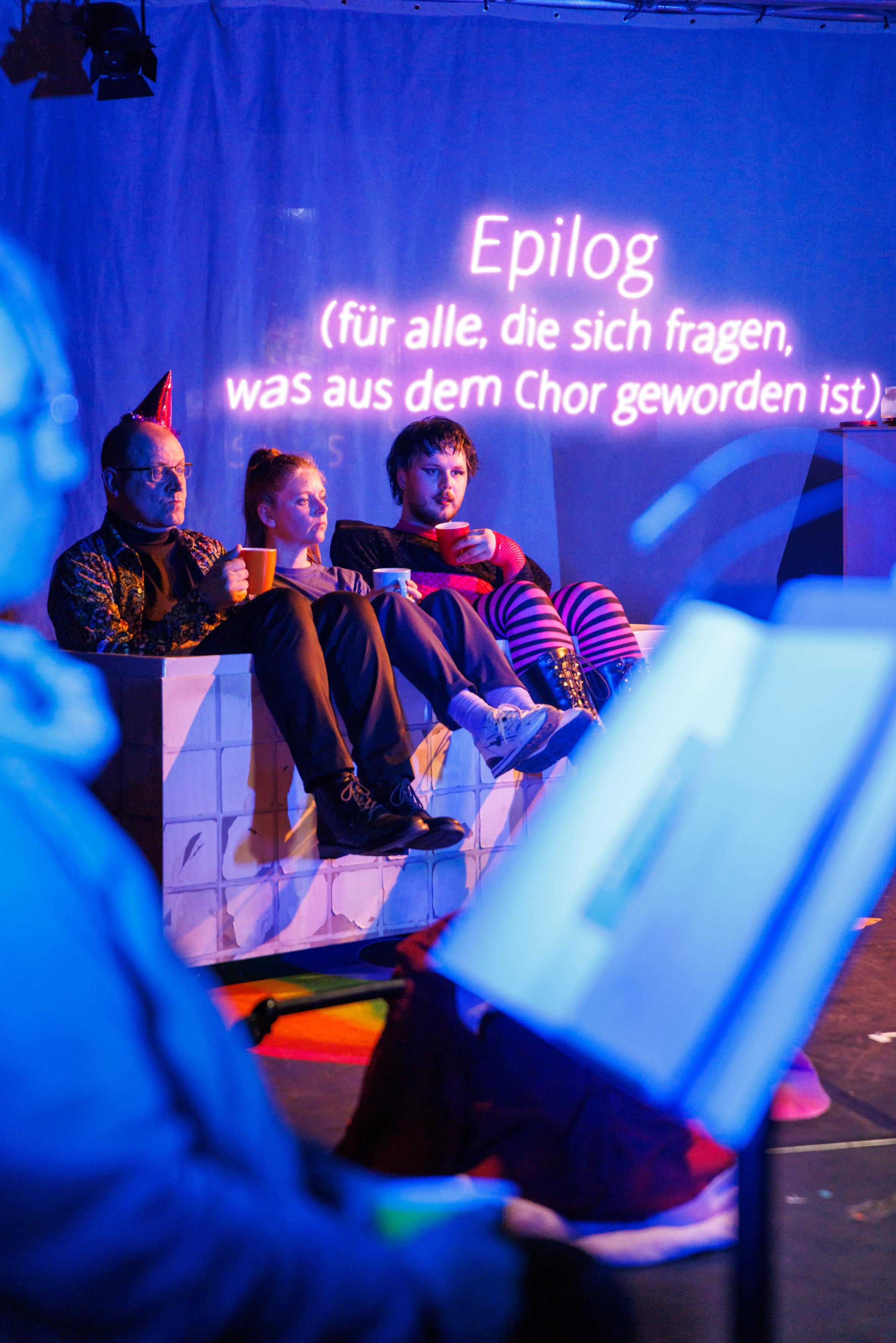 Sven Brormann, Lisa Grosche und Georg Santner in „Drama für den Kopf“, Text und Regie von Henriette Seier am Hessischen Landestheater Marburg. Foto Jan Bosch