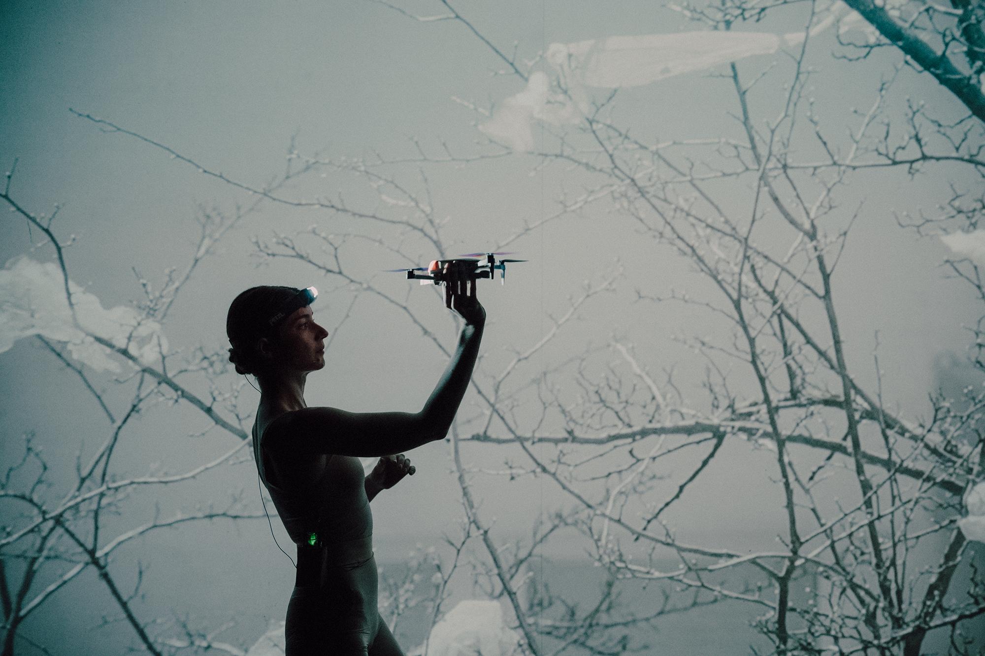 Agata Różycka in „She Stands In The Middle Of A Battlefield“ in der Regie von Magda Szpecht beim Generation After Showcase. Foto Teatr Dramatyczny