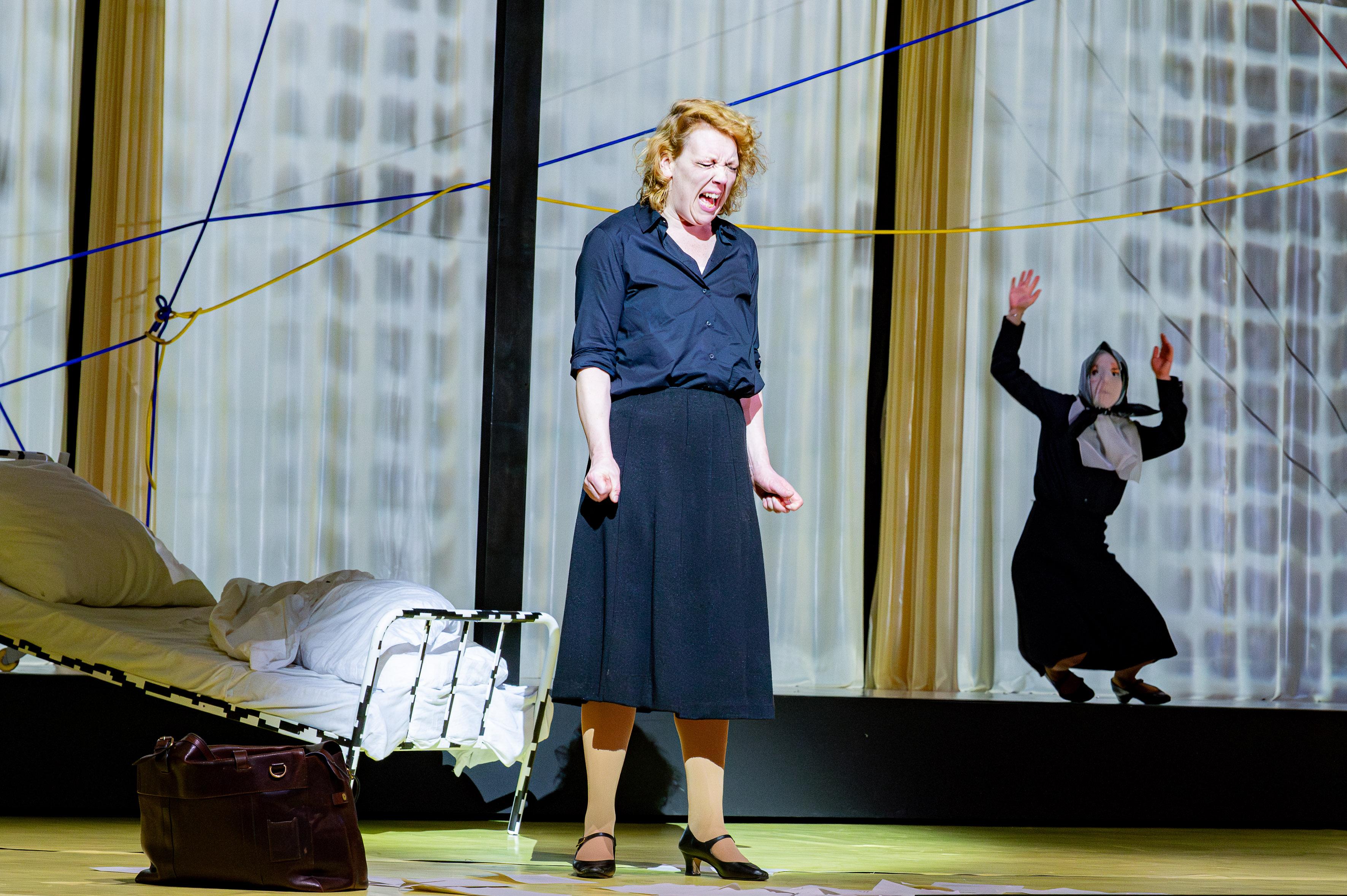 Lina Beckmann und Liina Magnea in „Die Abweichlerin“ in der Regie von Karin Henkel am Deutschen Schauspielhaus Hamburg. Foto Lalo Jodlbauer.