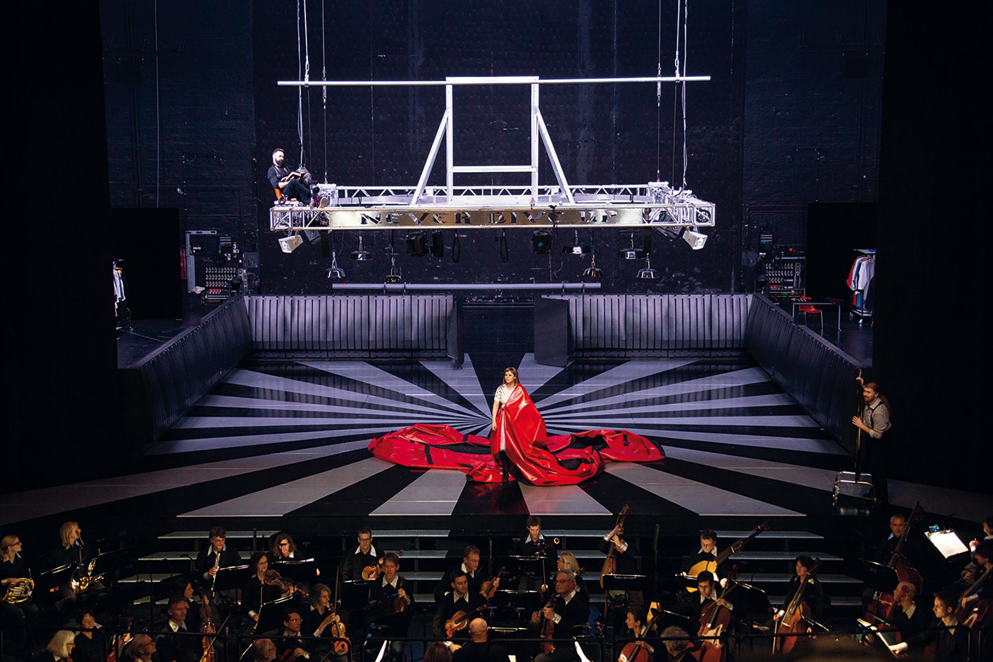 15 Szene aus Ariodante von Georg Friedrich Händel (Dramma per musica, Libretto nach Antonio Salvi), Regie / Dramaturgie: Jossi Wieler und Sergio Morabito, Bühne / Kostüme: Nina von Mechow, Licht und Video: Voxi Bärenklau; mit Diana Haller (Titelpartie), Ensemble und Orchester. Staatsoper Stuttgart 2017