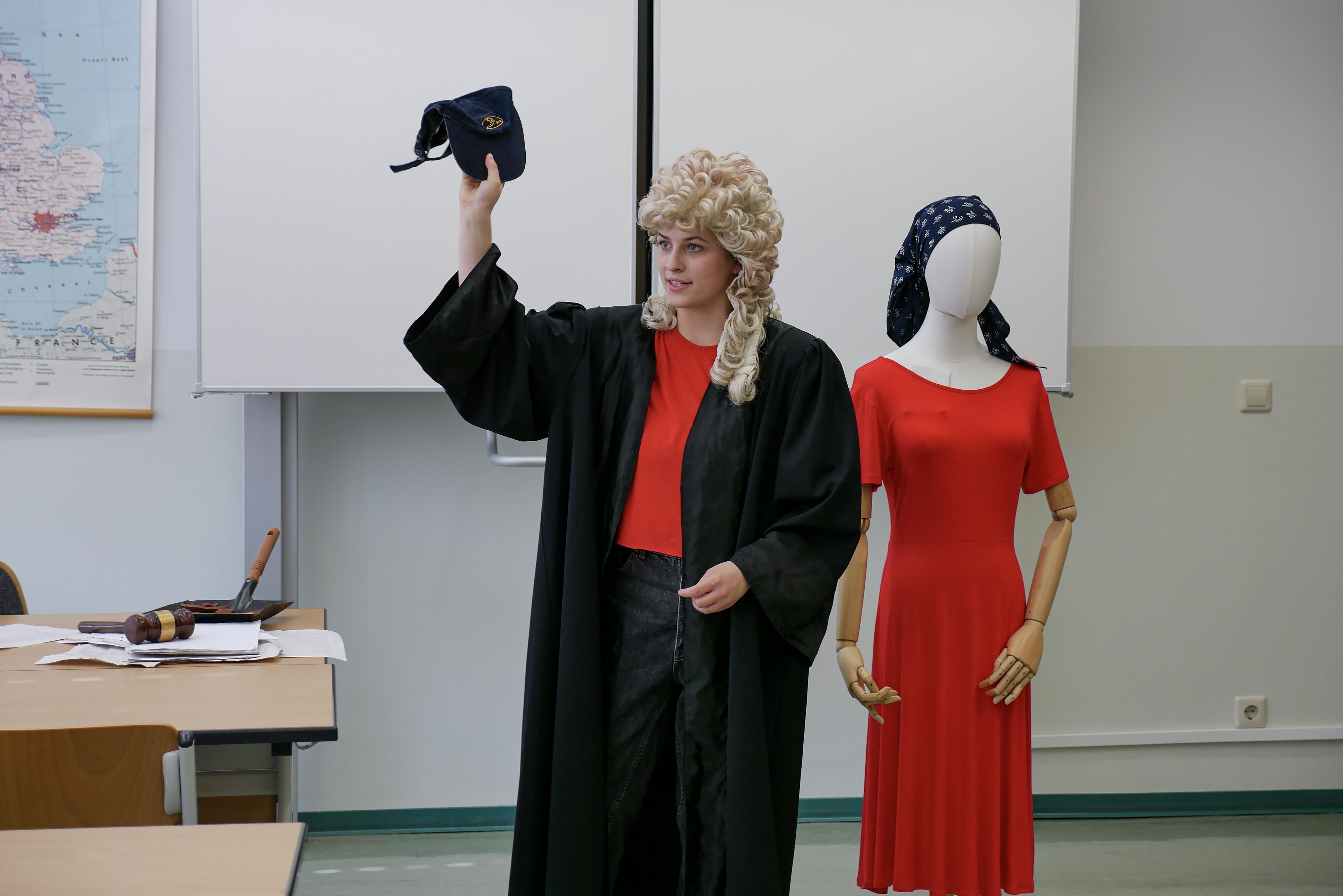 Anna Luise Barth als Eve in „Scherben“, Regie Lily Kuhlmann. Foto Dina Schein