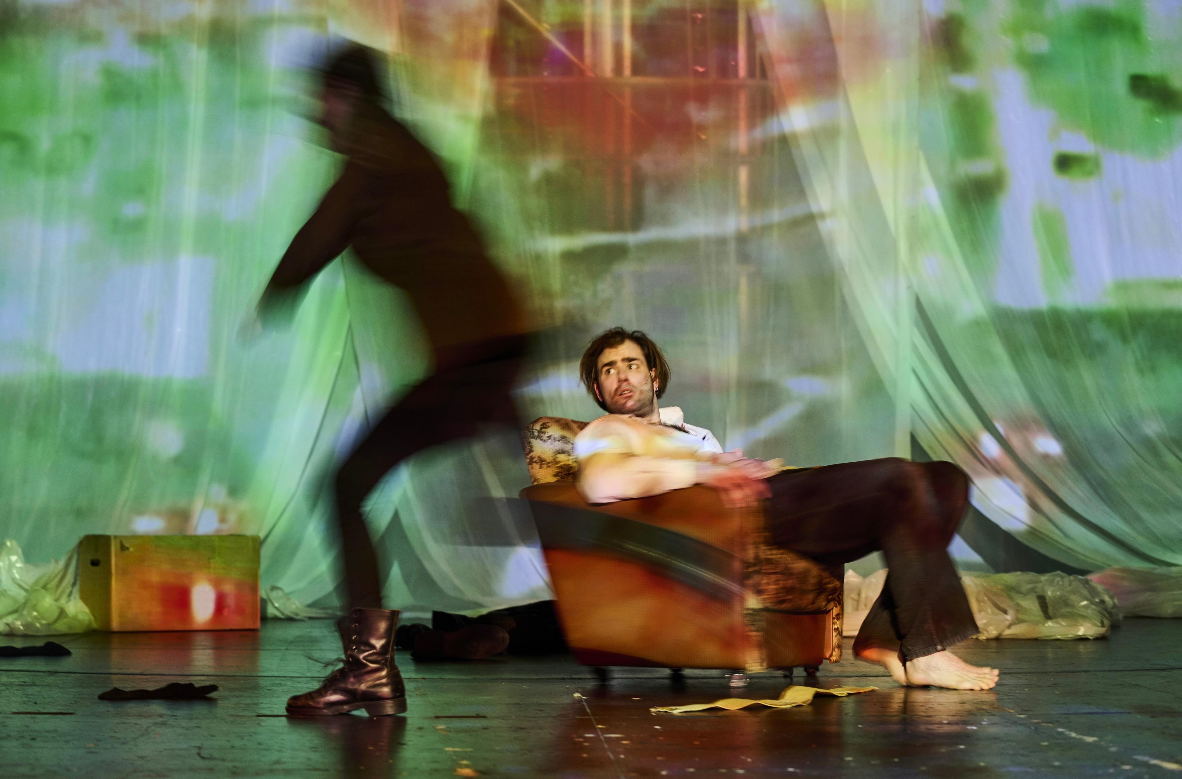 Paul Wilms in „Stern 111“, Regie Esther Hattenbach, Bühne und Kostüme Regina Lorenz-Schweer, am Hans Otto Theater Potsdam. Foto Thomas M. Jauck