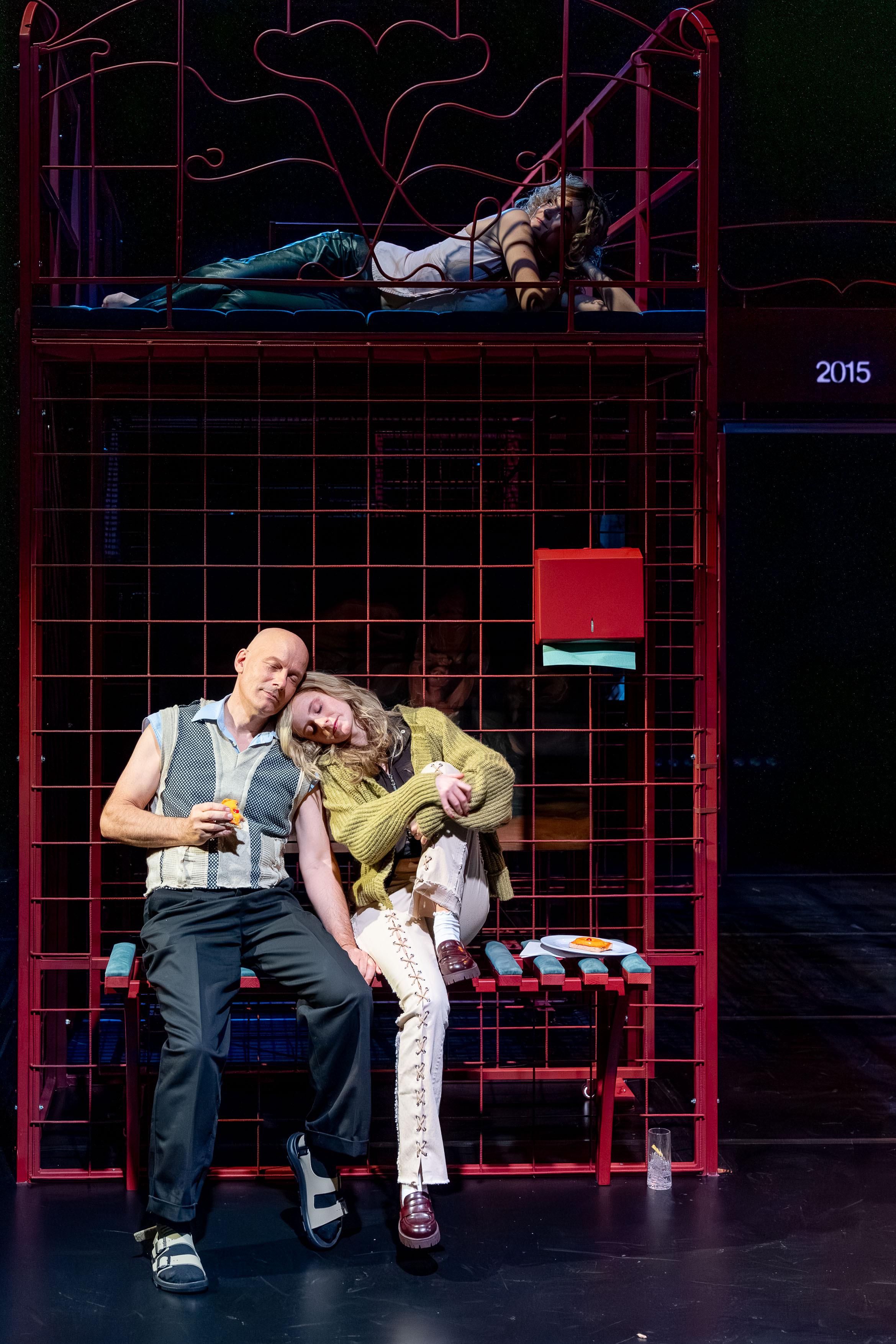 Poetisch und schonungslos: „Die schönste Version“ (UA) nach dem Roman von Ruth-Maria Thomas in einer Inszenierung von Sarah Kohm am Staatstheater Cottbus.