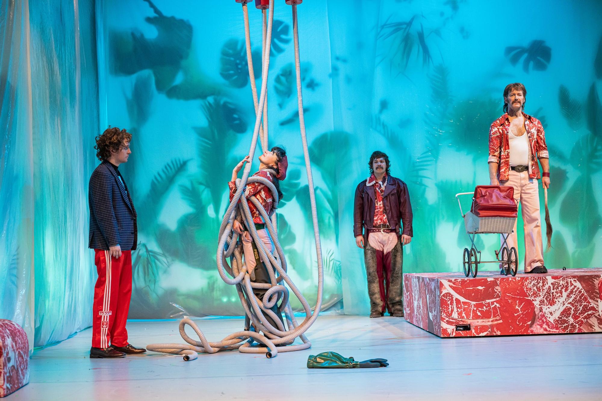 Wenn Systemtheorie auf zeitgenössische Dramatik trifft: „Mutter Vater Rind“ von Kathrin Vieregg in der Regie von Evy Schubert am neuen theater Halle.