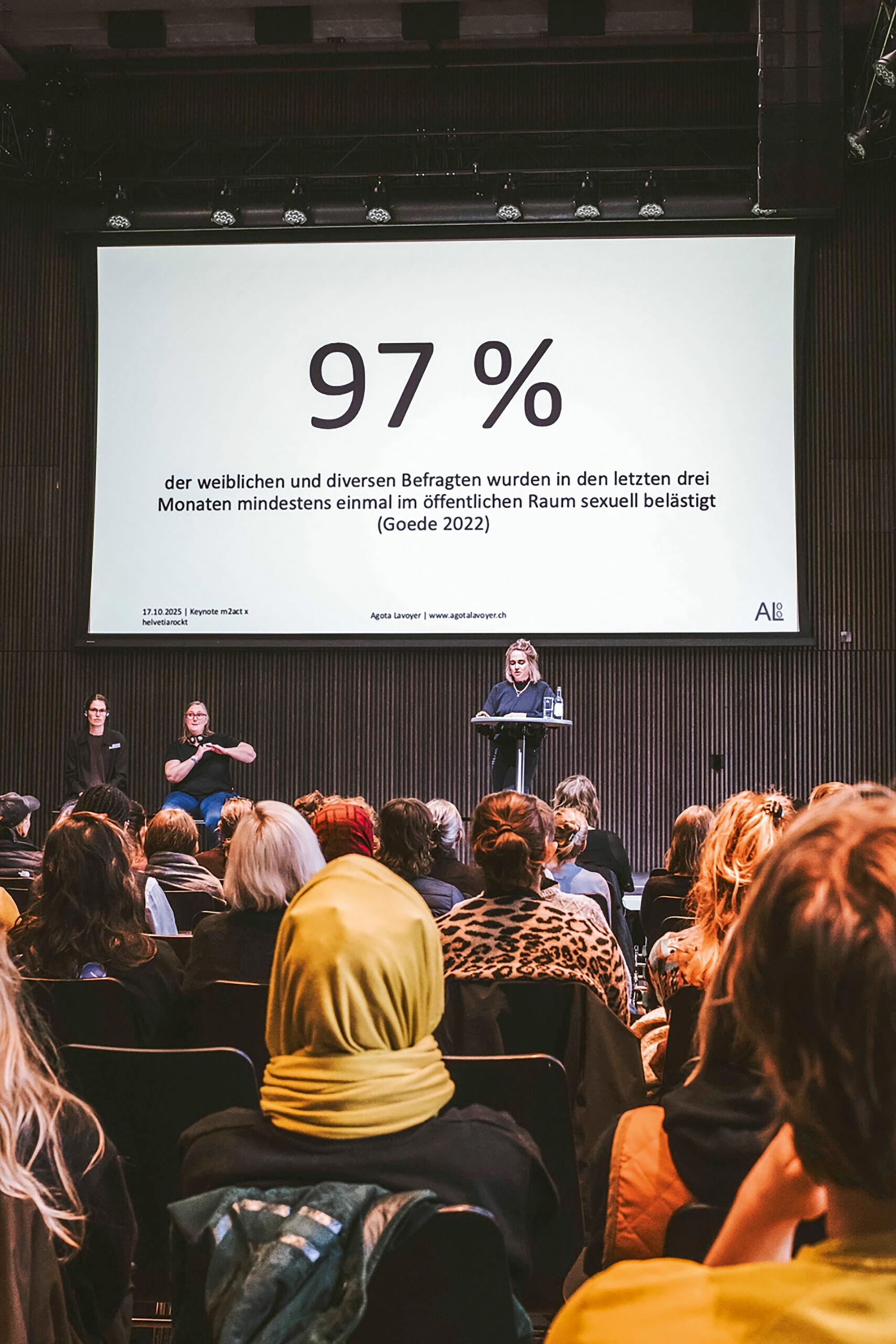 Keynote von Agota Lavoyer zu „Rape Culture: Über eine Gesellschaft, die sexualisierte Gewalt verharmlost und normalisiert“