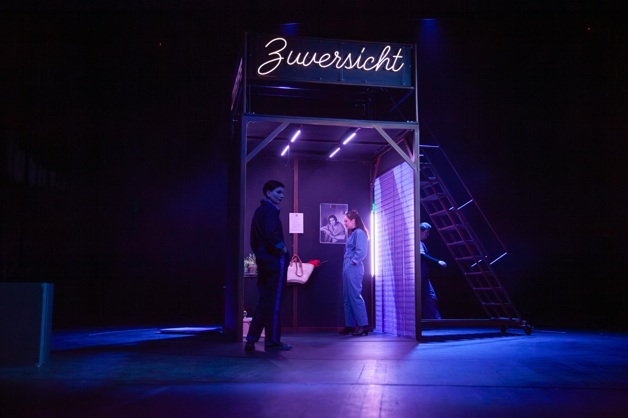 Immer radikal, niemals konsequent: Susann Ihlenfeld, Lisa Scheibner und Karin Hartmann in „Drei ostdeutsche Frauen betrinken sich und gründen den idealen Staat“ an der TOG Neubrandenburg/Neustrelitz. Foto Kai Wido Meyer