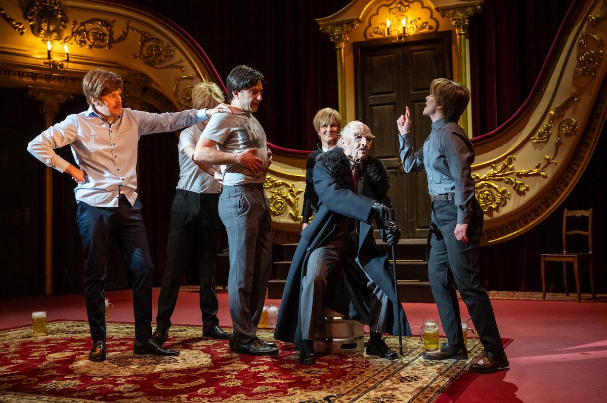 Willkommen in der neuen WG? Mutproben gibt es in "Das deutsche Haus" am DT Göttingen nicht nur für die neuen Mitbewohner.