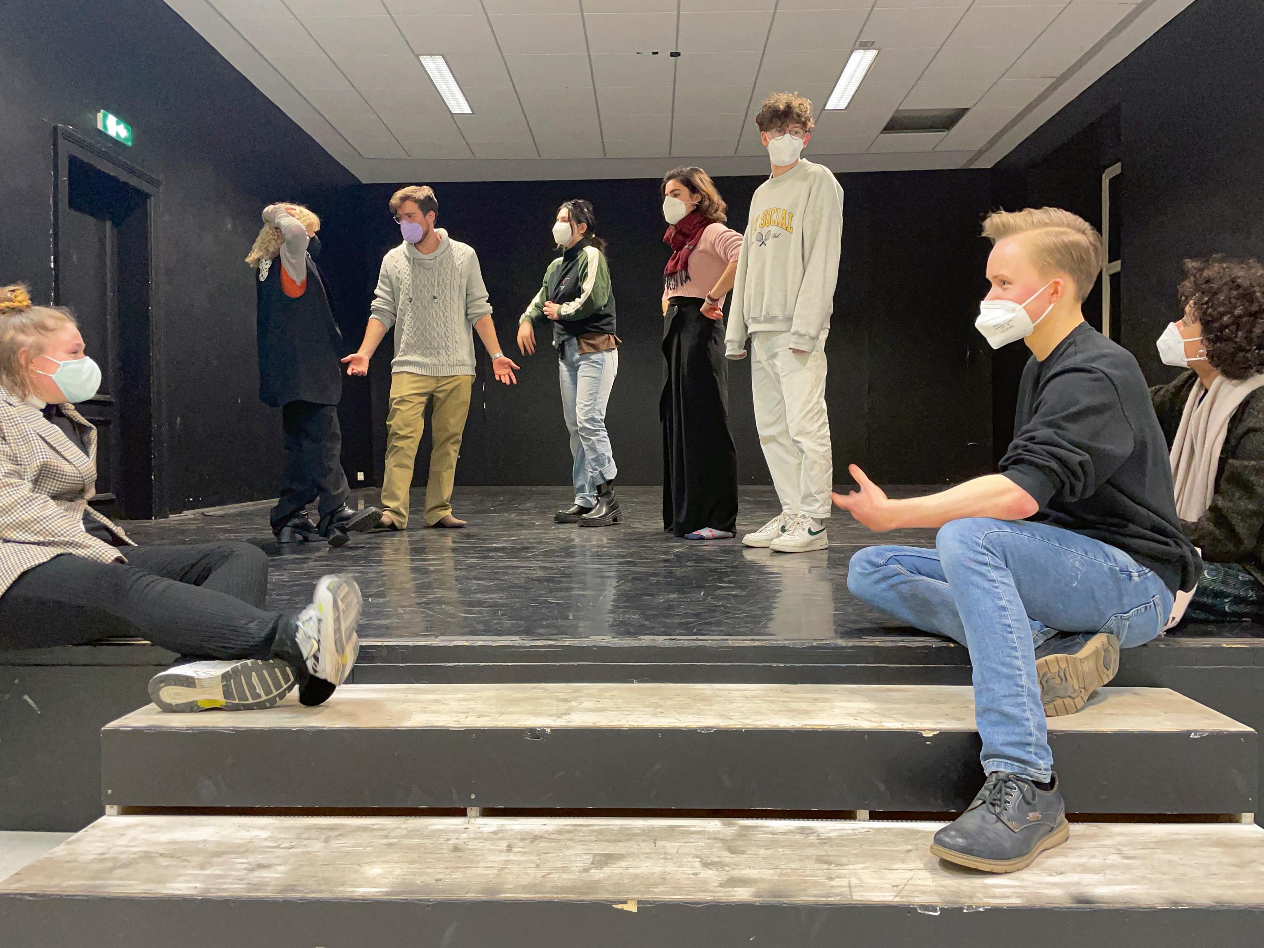 Der erste Jahrgang des Schauspielstudiengangs an der MUK in Wien.