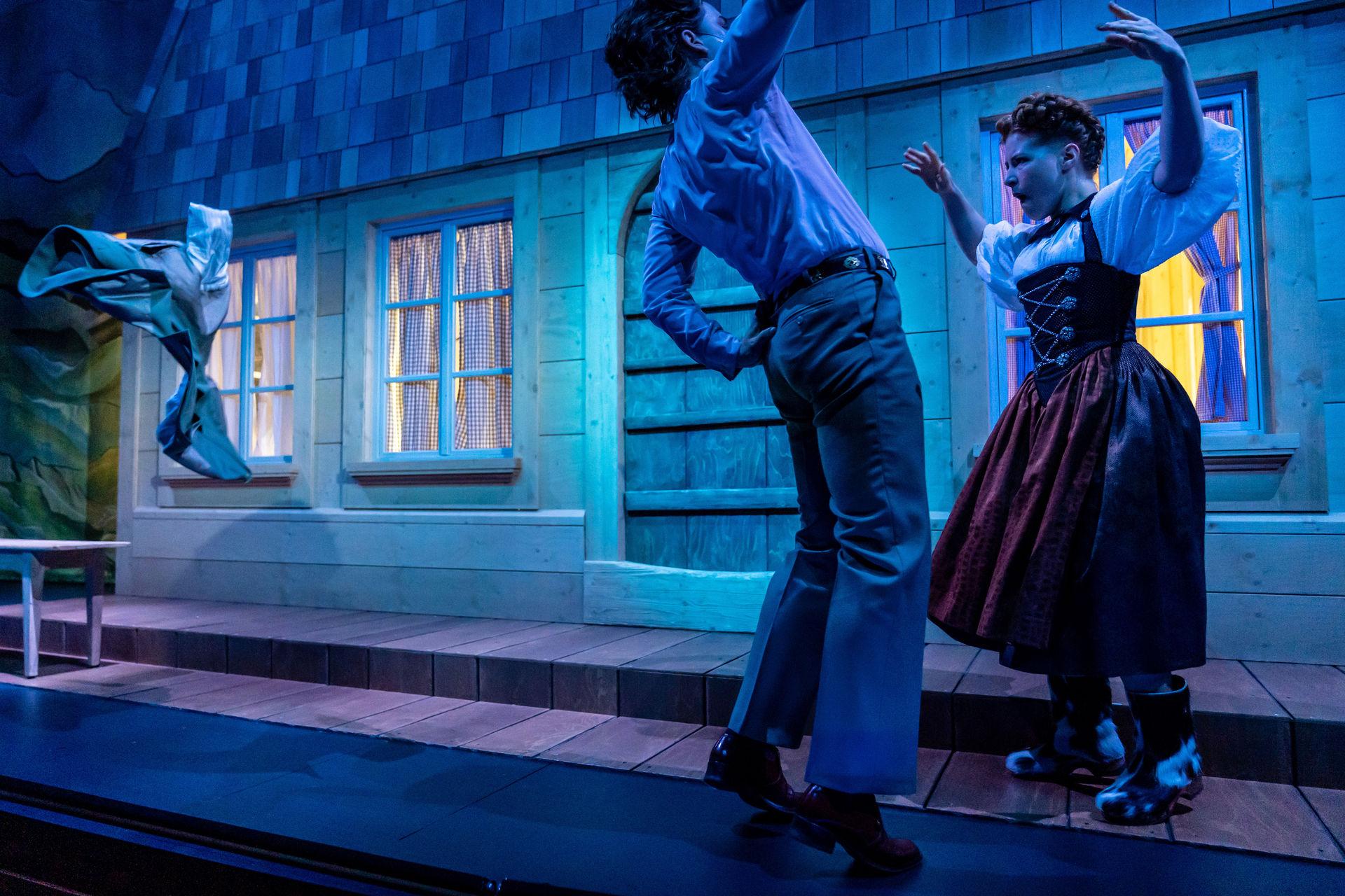 Wenn die prächtige Leitkuh für Kopfzerbrechen sorgt: „Blösch“ von Beat Sterchi eröffnet das Schauspielhaus Zürich unter neuer Intendanz.