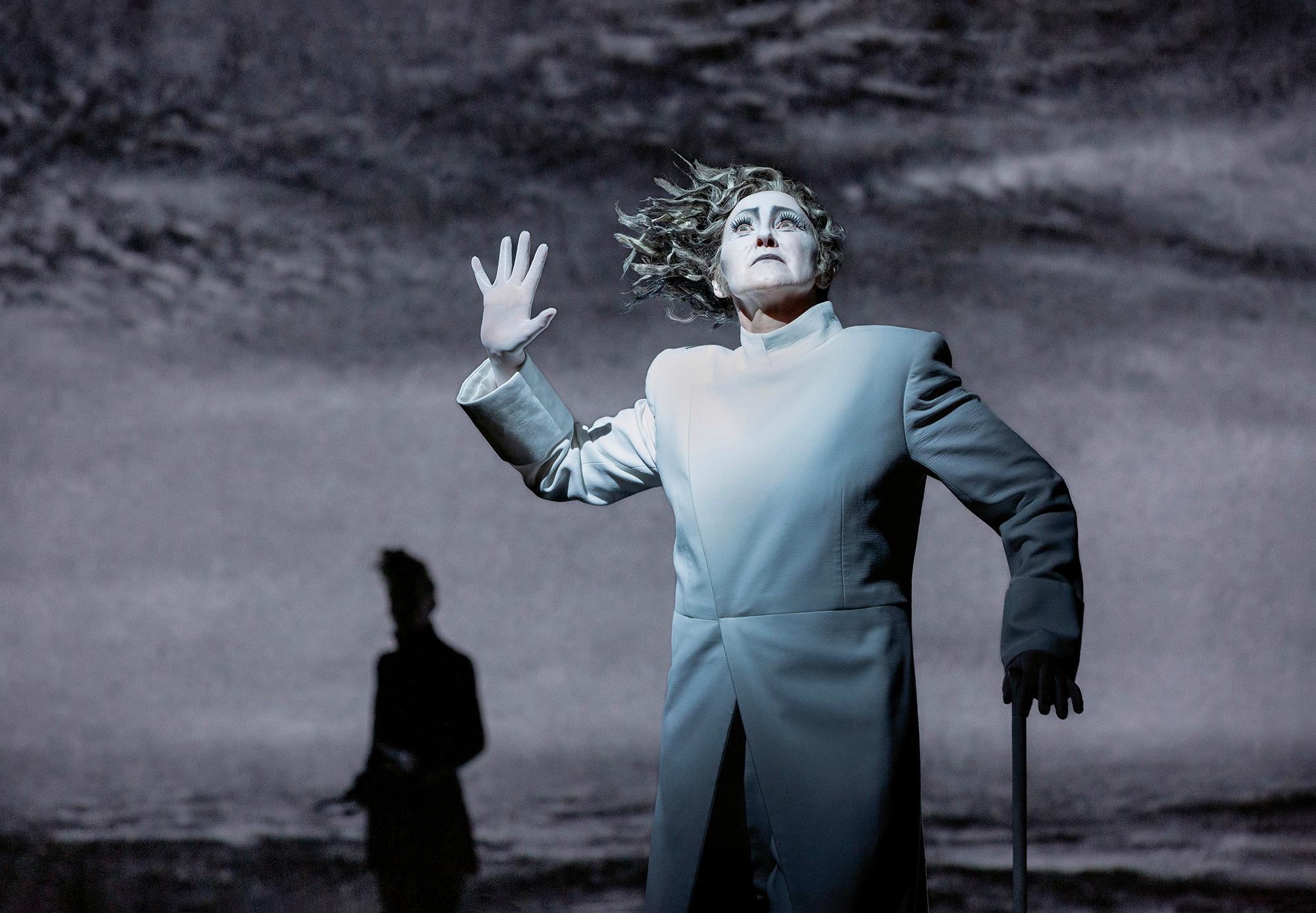 Rosa Enskat als Kapitän Ahab in „Moby Dick“ von Herman Melville am Düsseldorfer Schauspielhaus. Regie, Bühne und Licht: Robert Wilson, mit Songs von Anna Calvi