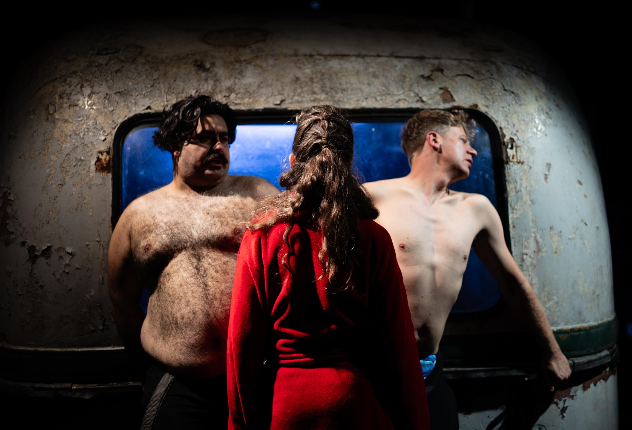 Muawia Harb, Anna Staab, und Jakob Gail in „Der Schmerz“ am Theater Willy Praml. Foto Seweryn Zelazny