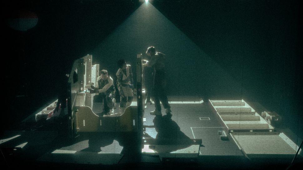 Es beginnt mit einem Szenario: „SO TUN“ von und mit VOLL:MILCH am Theaterhaus Hildesheim. Auf dem Bild: das Vorgängerstück „ALS OB".