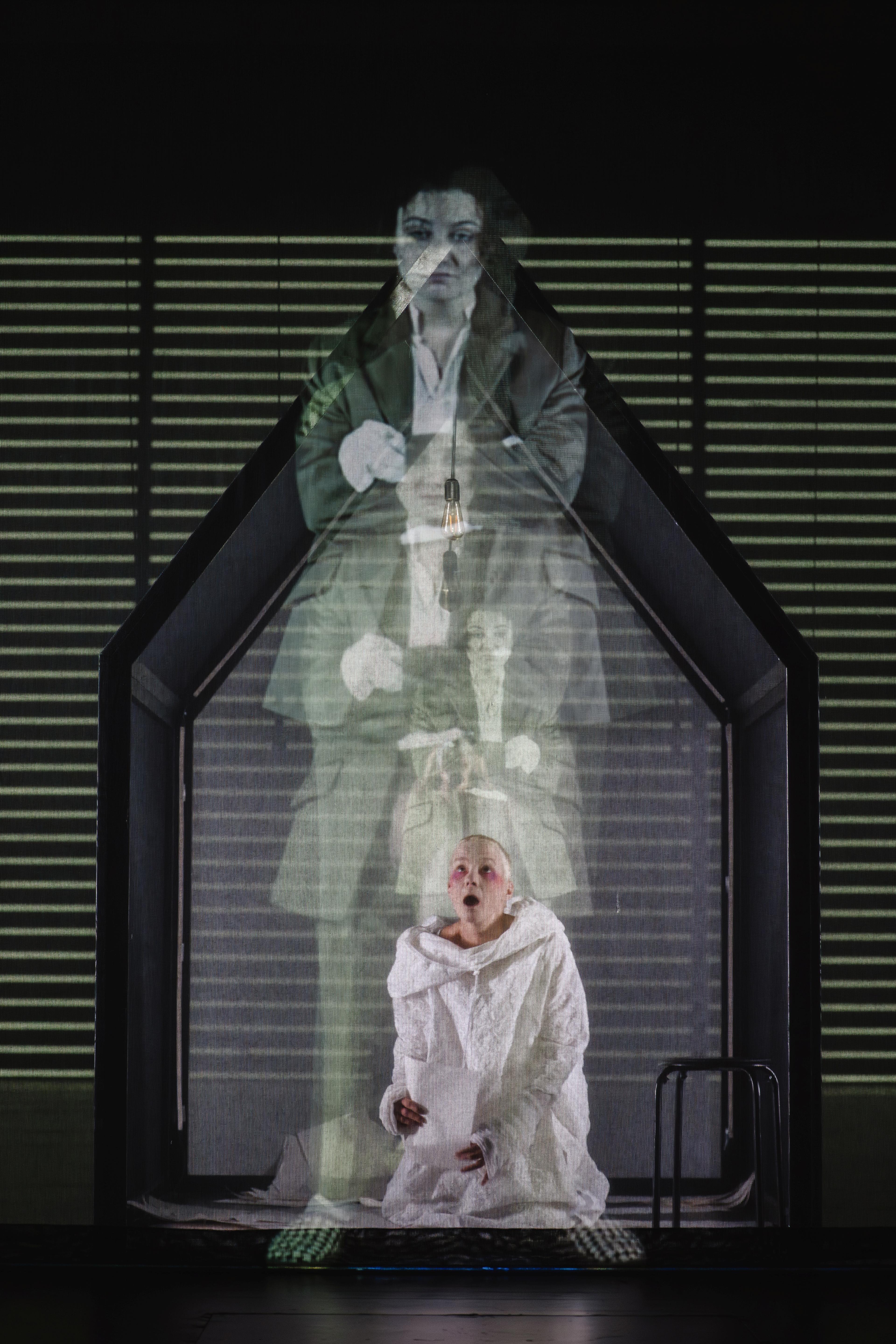 Caroline Baas und Bettina Kerl in „Das Schloss“ am Niederösterreischen Landestheater St. Pölten. Foto Luiza Puiu
