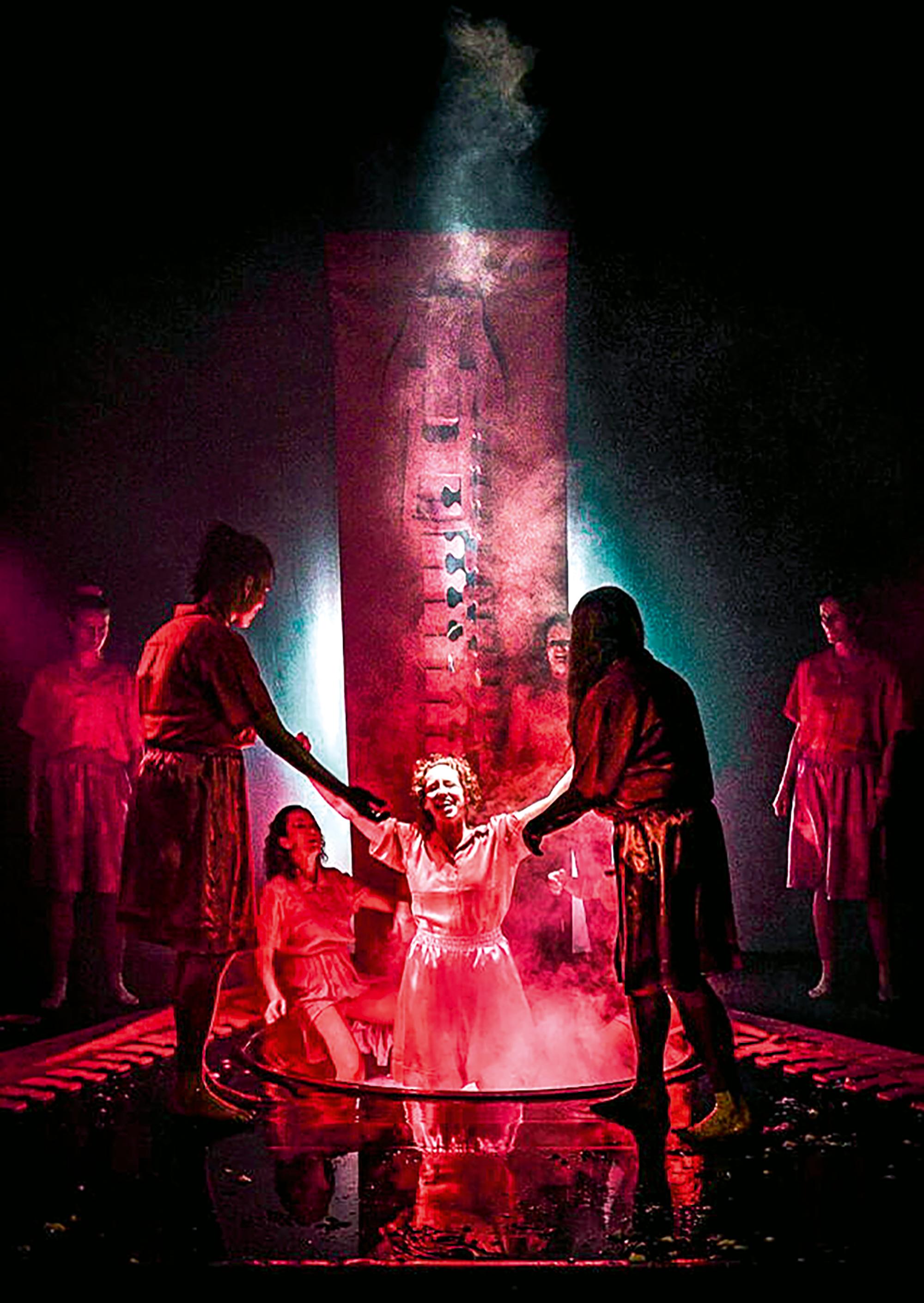 „Leaving Carthago“ von Pina Bergemann und Anna Gschnitzer. Bühne und Kostüm Bettina Kirmair am Theaterhaus Jena