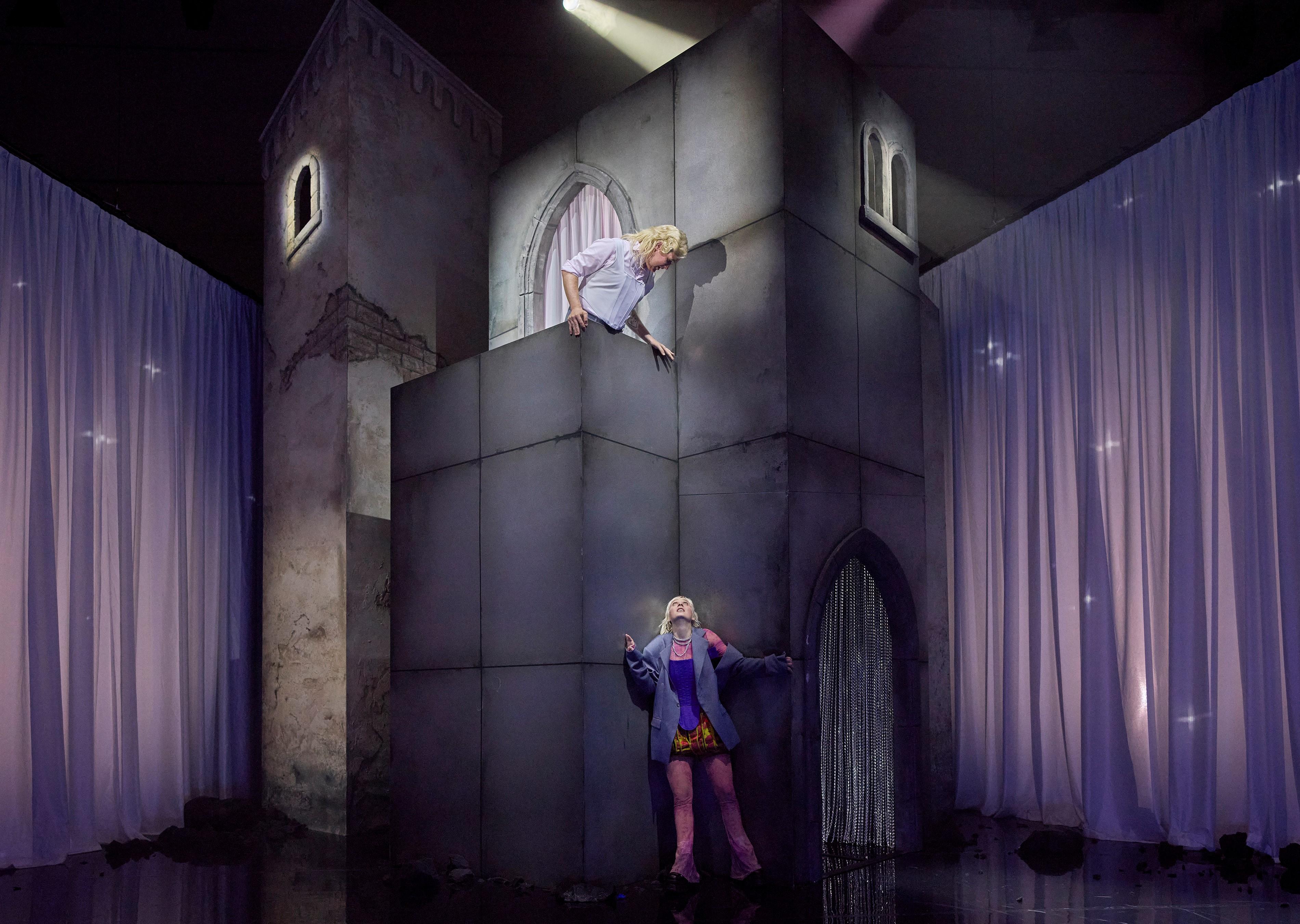 Balkonszene mal ganz anders? Ronny Jakubaschk inszeniert Shakespeares „Romeo und Julia“ am Mainfrankentheater Würzburg.