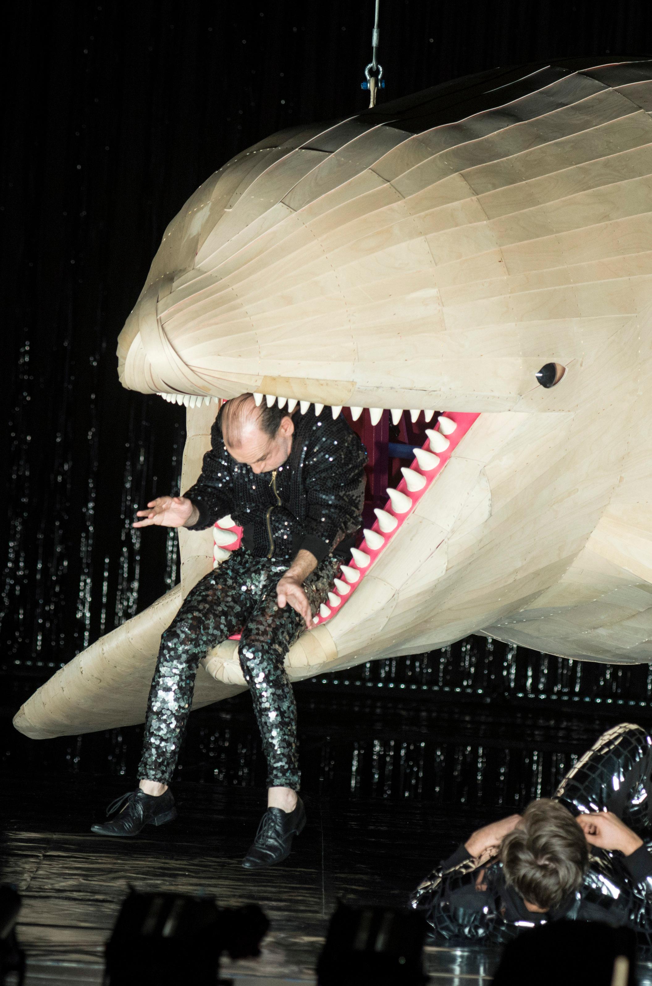 Martin Wuttke und Franz Beil Von einem der auszog, weil er sich die Miete nicht mehr leisten konnte. Oper von Dirk von Lowtzow und René Pollesch an der Volksbühne am Rosa-Luxemburg-Platz 2015. Regie René Pollesch, Bühne Bert Neumann, Kostüme Nina von Mechow.