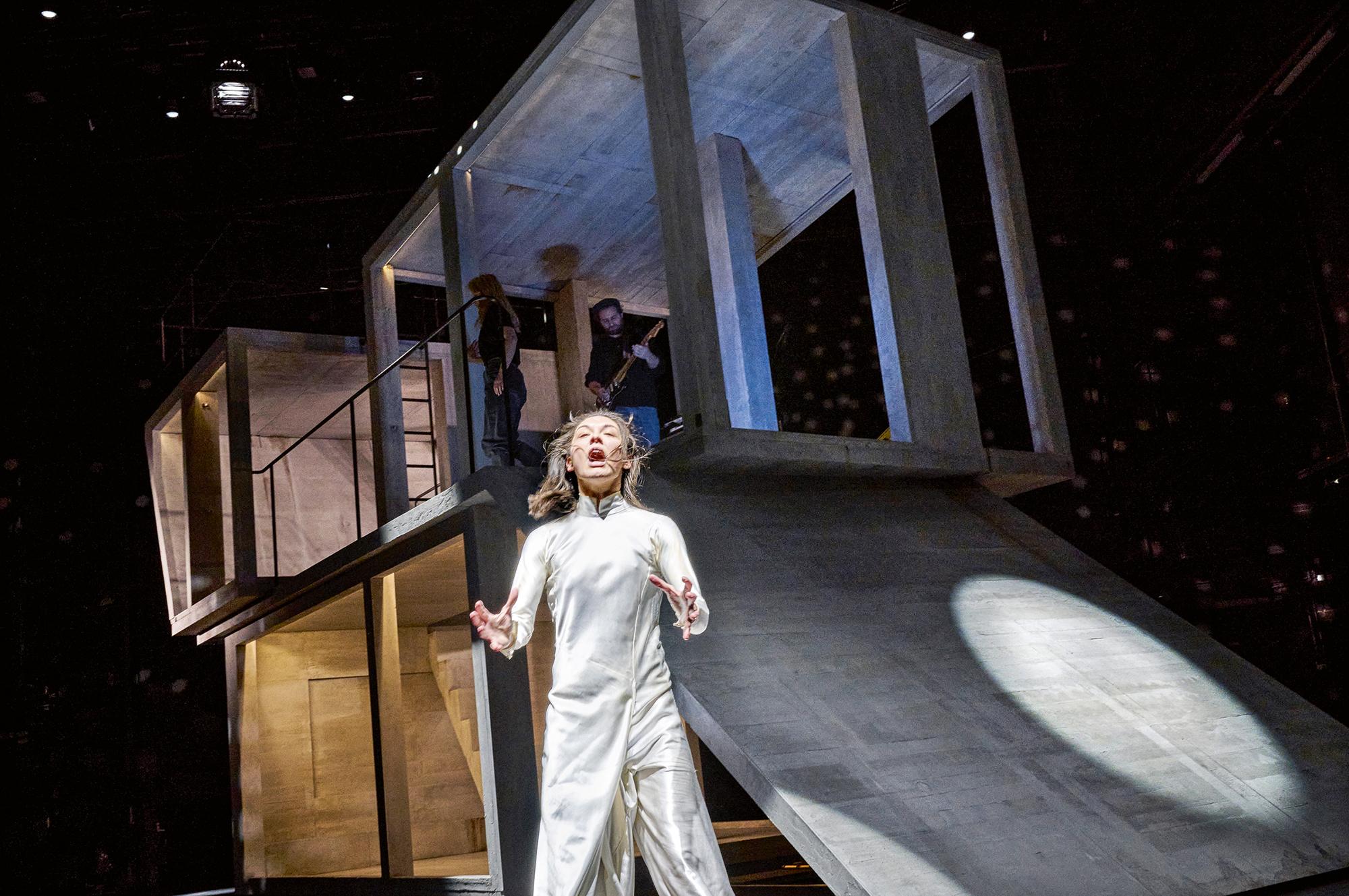 Paula Skorupa in „Der große Wind der Zeit“ von Joshua Sobol am Schauspiel Stuttgart. Regie Stephan Kimmig