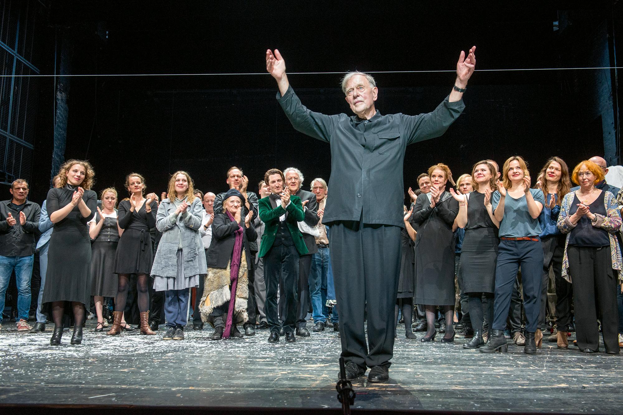 Schlussapplaus von „Der Abschied“, das Ende der Ära Peymann am Berliner Ensemble