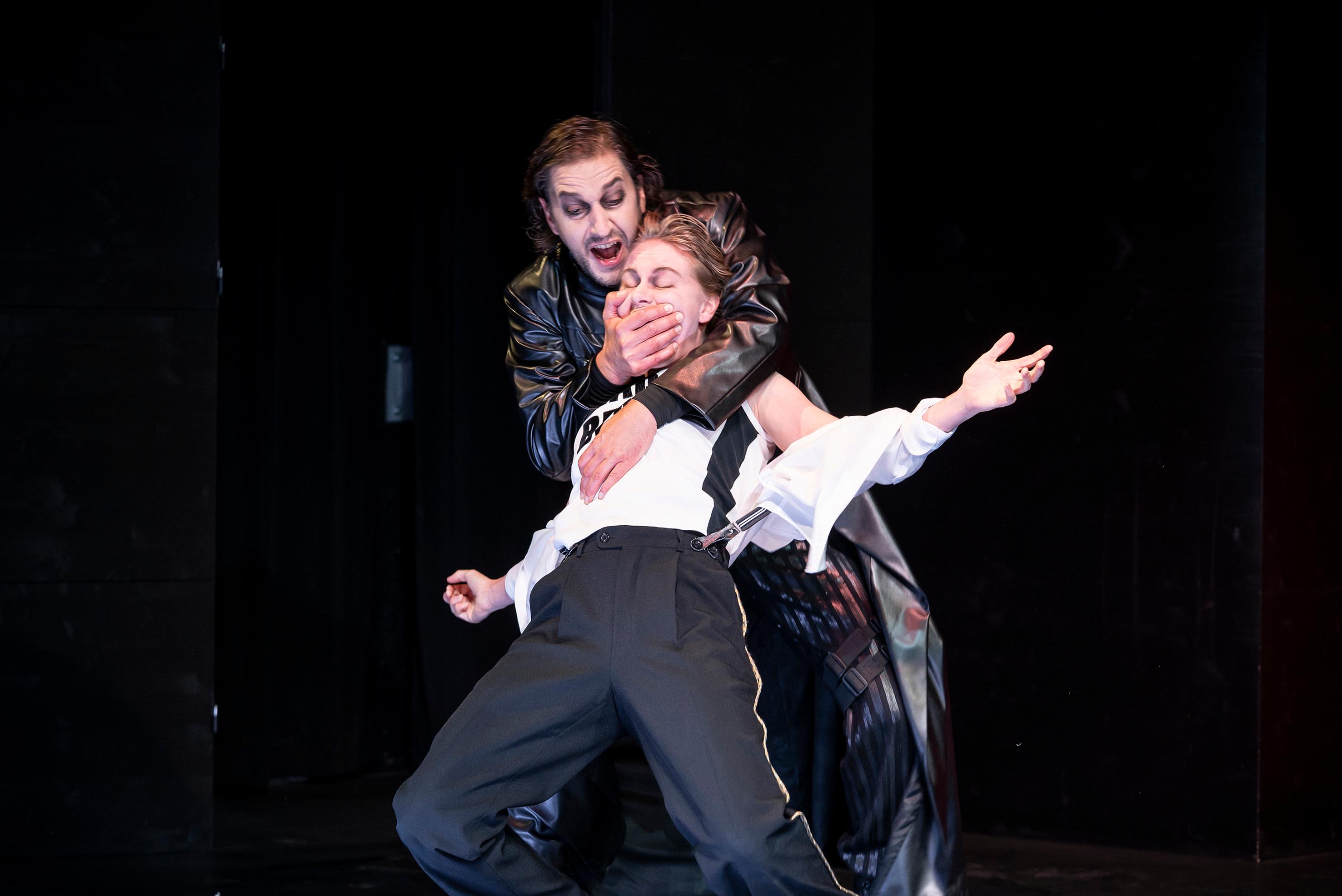 Lina Habicht als Don Karlos und Johannes Geißer als Marquis von Posa in Rudolstadt. Foto Anke Neugebauer