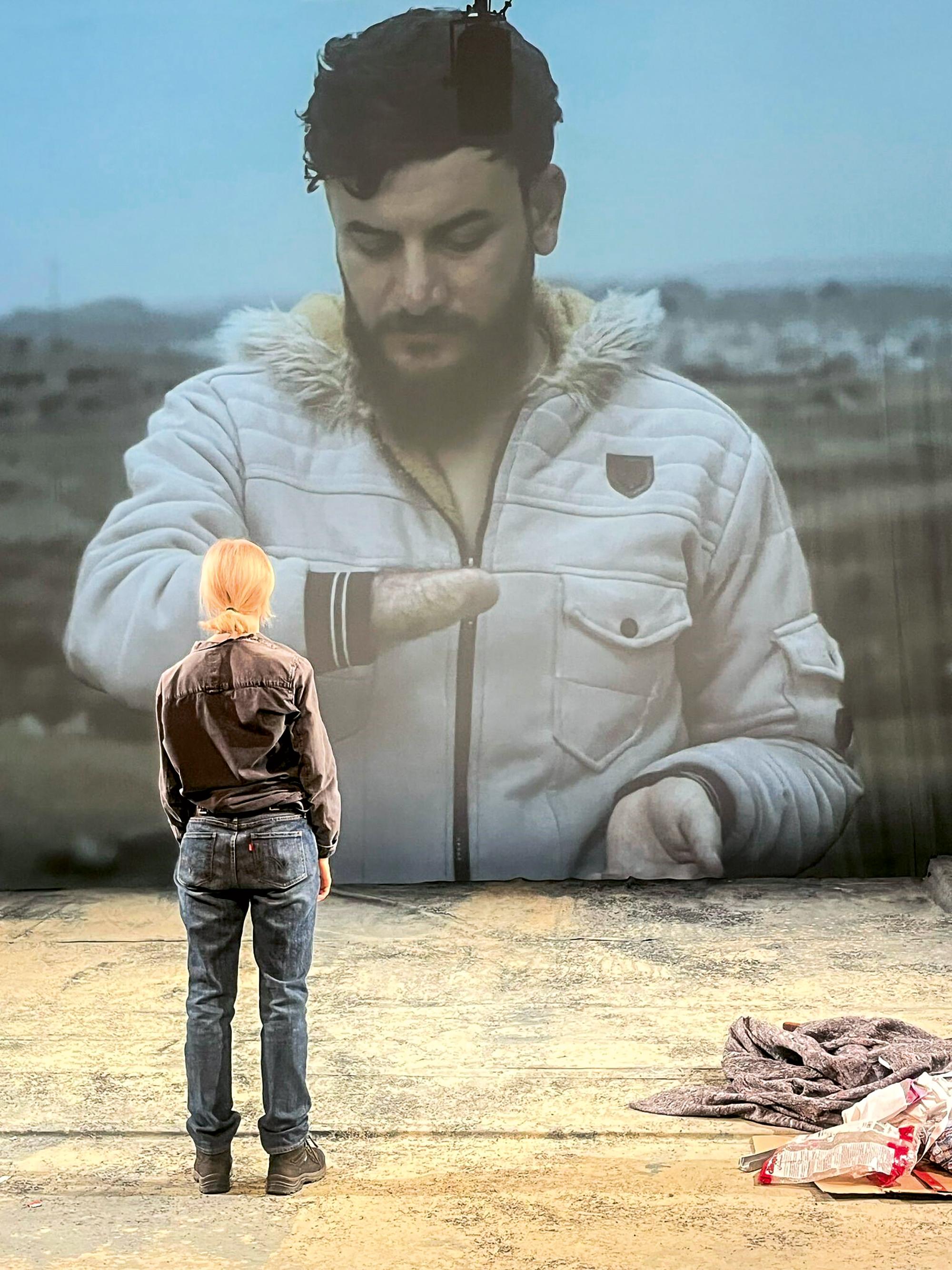 Szene aus „Die Seherin“, inspiriert von „Philoktet“ von Sophokles. Text und Regie Milo Rau. Mit Ursina Lardi, Azad Hassan (Video) Bühne, Kostüm Anton Lukas.Produktion Schaubühne am Lehniner Platz (Berlin) Ko-Produktion Wiener Festwochen | Freie Republik Wien, La Biennale di Venezia Mit Unterstützung des Goethe-Instituts und Fondament Weltpremiere Wiener Festwochen | Freie Republik Wien 2025