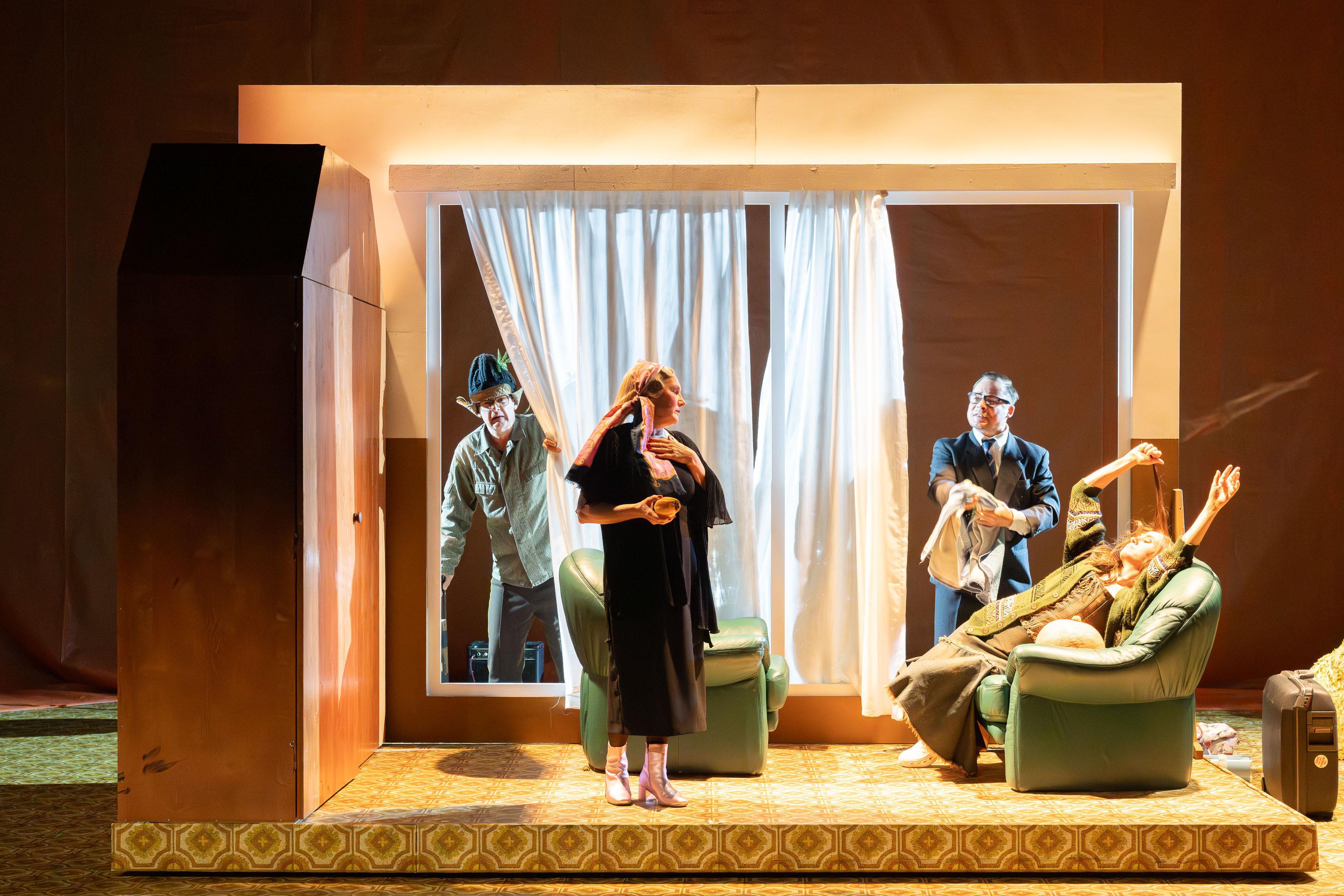 Eine Parabel des Verlusts, umgeschrieben auf die Natur in Brandenburg: „Tesla, die Spree und der Kirschgarten“ von Fritz Kater nach Motiven von Anton Tschechow am Staatstheater Cottbus.