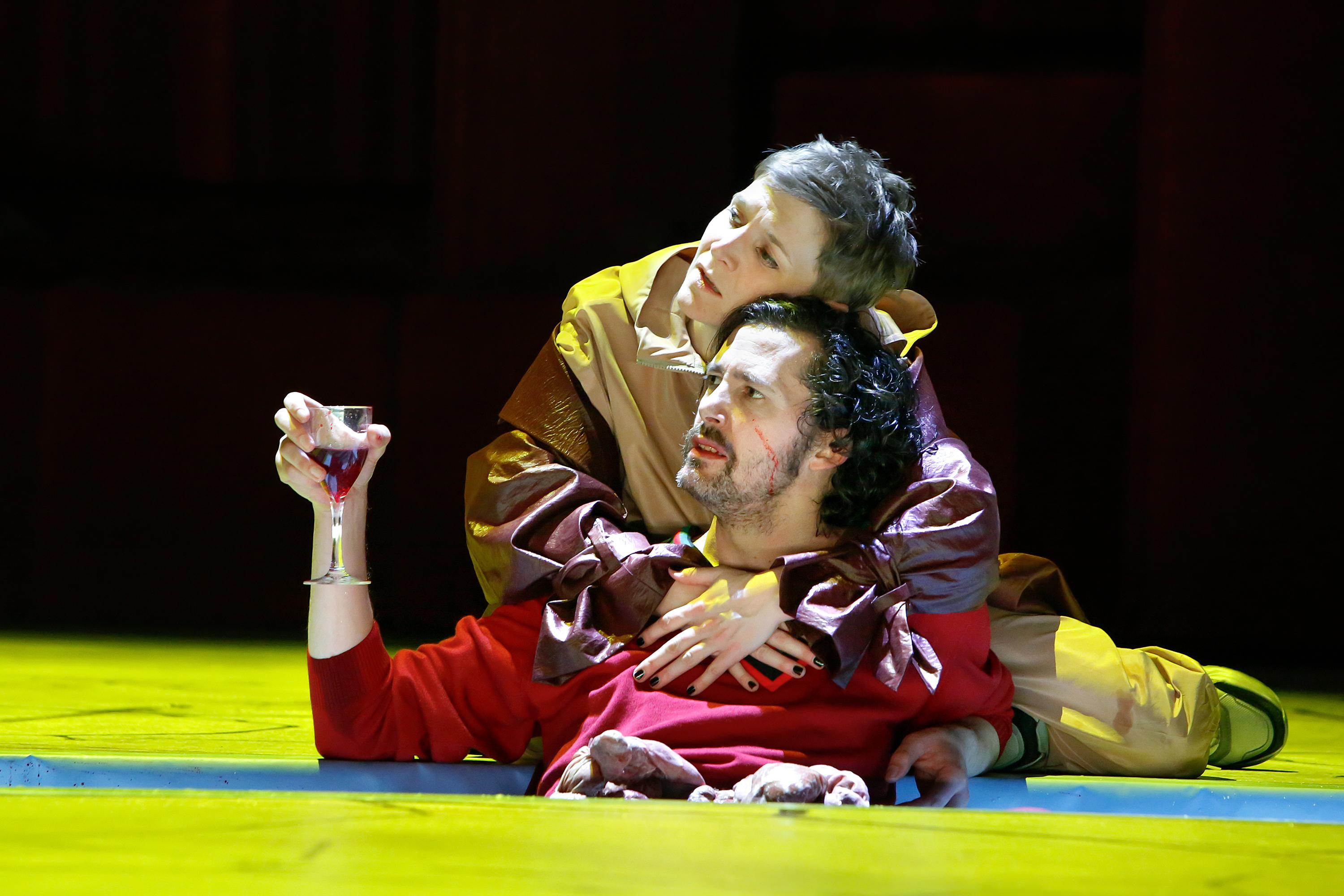 Lisa Stiegler und NIcola Mastroberardino in „Salome“ am Residenztheater München. Foto Birgit Hupfeld