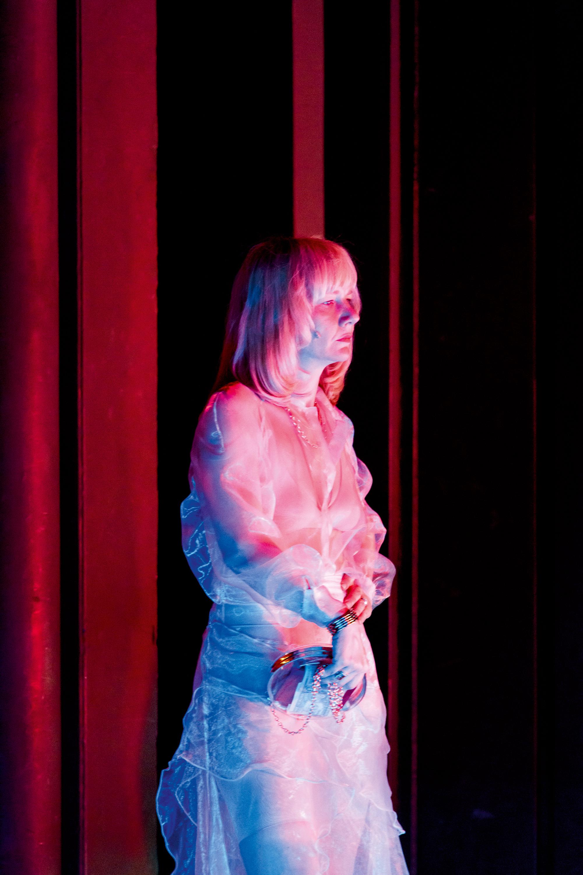 Sandra Hüller in „Der Würgeengel. Psalmen und Popsongs“ nach dem gleichnamigen Film von Luis Buñuel, Regie Johan Simons