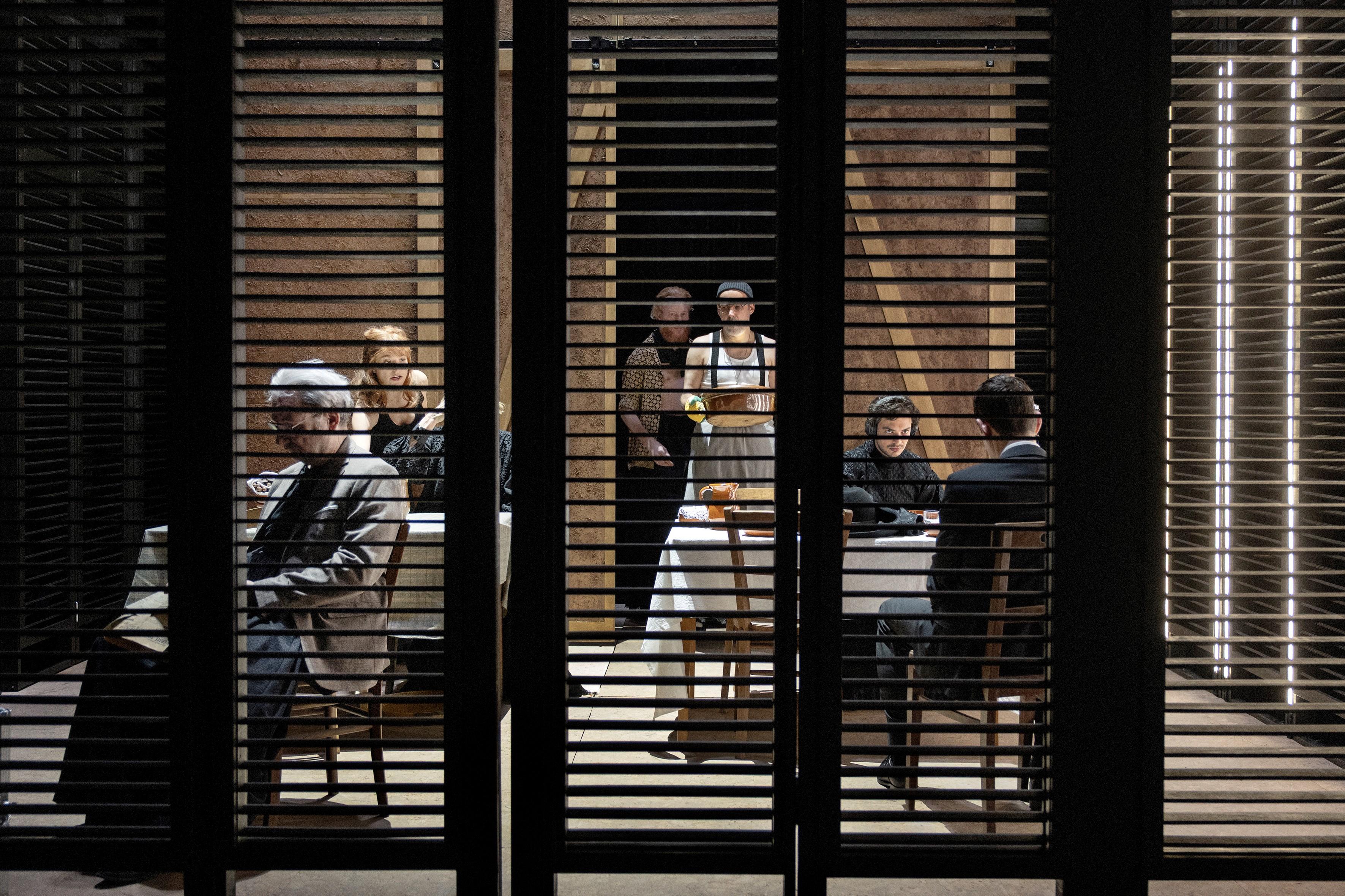 Ein Theaterabend, der aufregt, weil er trifft: „Catarina oder Von der Schönheit, Faschisten zu töten“ in der Regie von Mateja Koležnik am Schauspielhaus Bochum. Foto Armin Smailovic